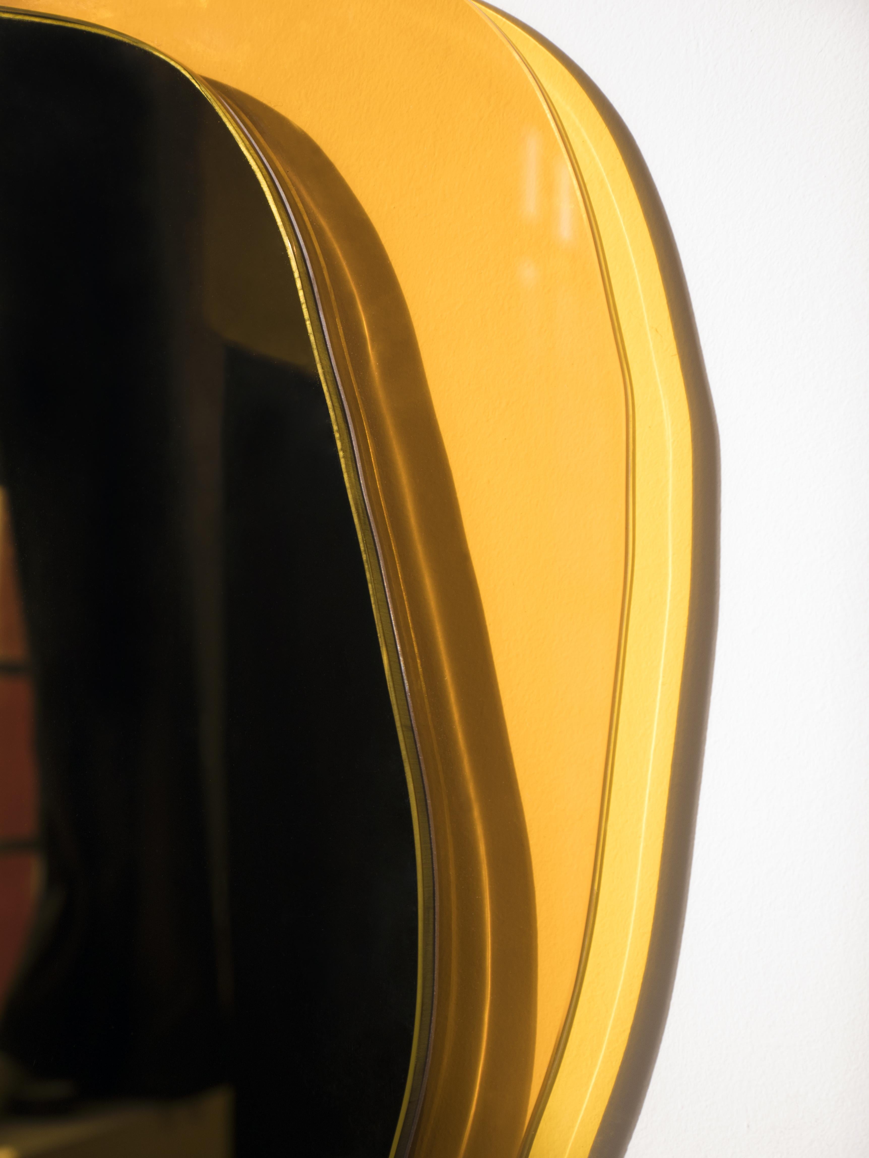 Français Petit miroir sculpté à la main Ombrée, Laurene Guarneri en vente