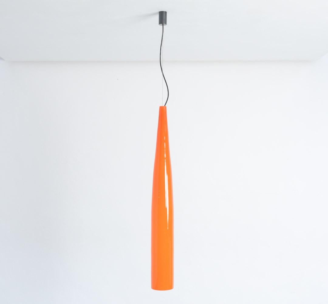 This large Ombrello pendant lamp was designed by Alessandro Pianon for Vistosi, Murano in the 1960s.
This elegant slim pendant lamp is made of white and orange Murano glass.
This high quality lamp is in very good condition. All our lamps are