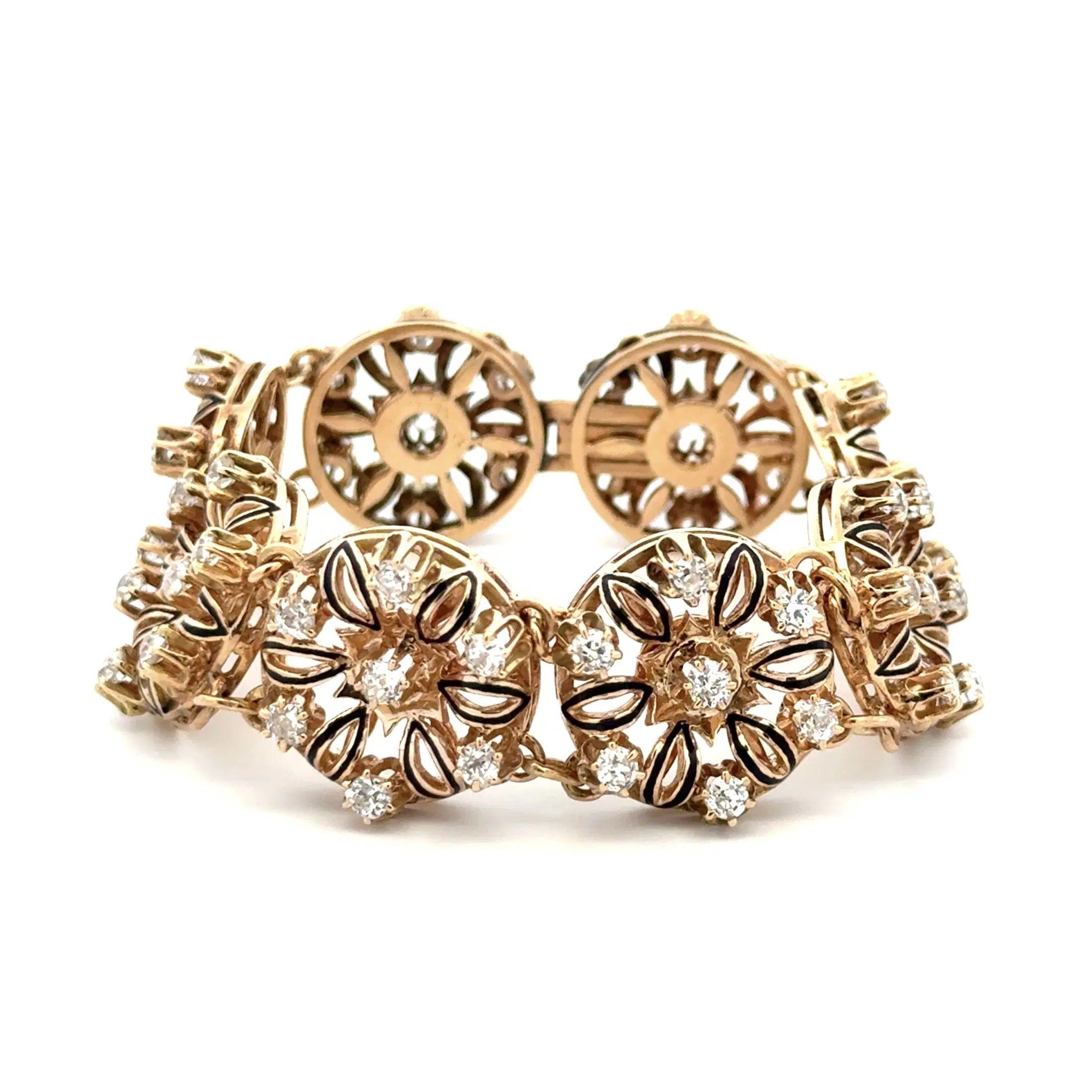 Sencillamente hermoso Pulsera vintage victoriana de diamantes y esmalte de 8 estaciones de oro OMC finamente detallada. Firmemente engastada a mano con Diamantes talla Mina Antigua, con un peso aproximado de 7,00 tcw y realzada con Esmalte Negro. La