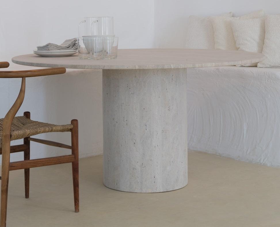 Tavolo da pranzo rotondo in travertino Omega Lizea 140 realizzato a mano da Beije Avenue
Dimensioni: Ø 140 x H. 145 cm. 
Materiali: Travertino.

Disponibile in diverse misure. Contattateci.

Il nostro tavolo da pranzo circolare Omega è il connubio