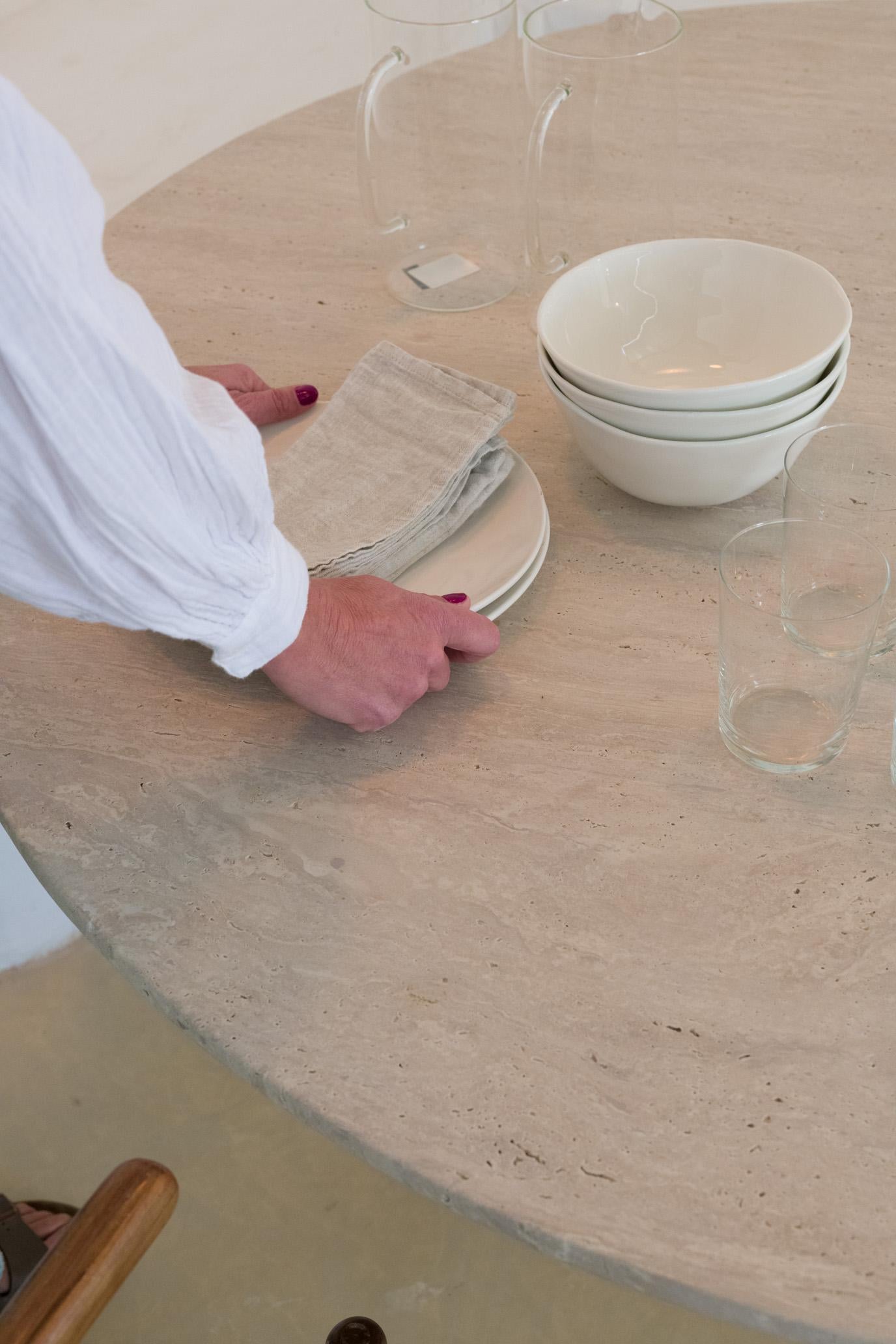 Altro Tavolo da pranzo rotondo in travertino 140 Muted Beige con piano rotondo di Beije Avenue in vendita