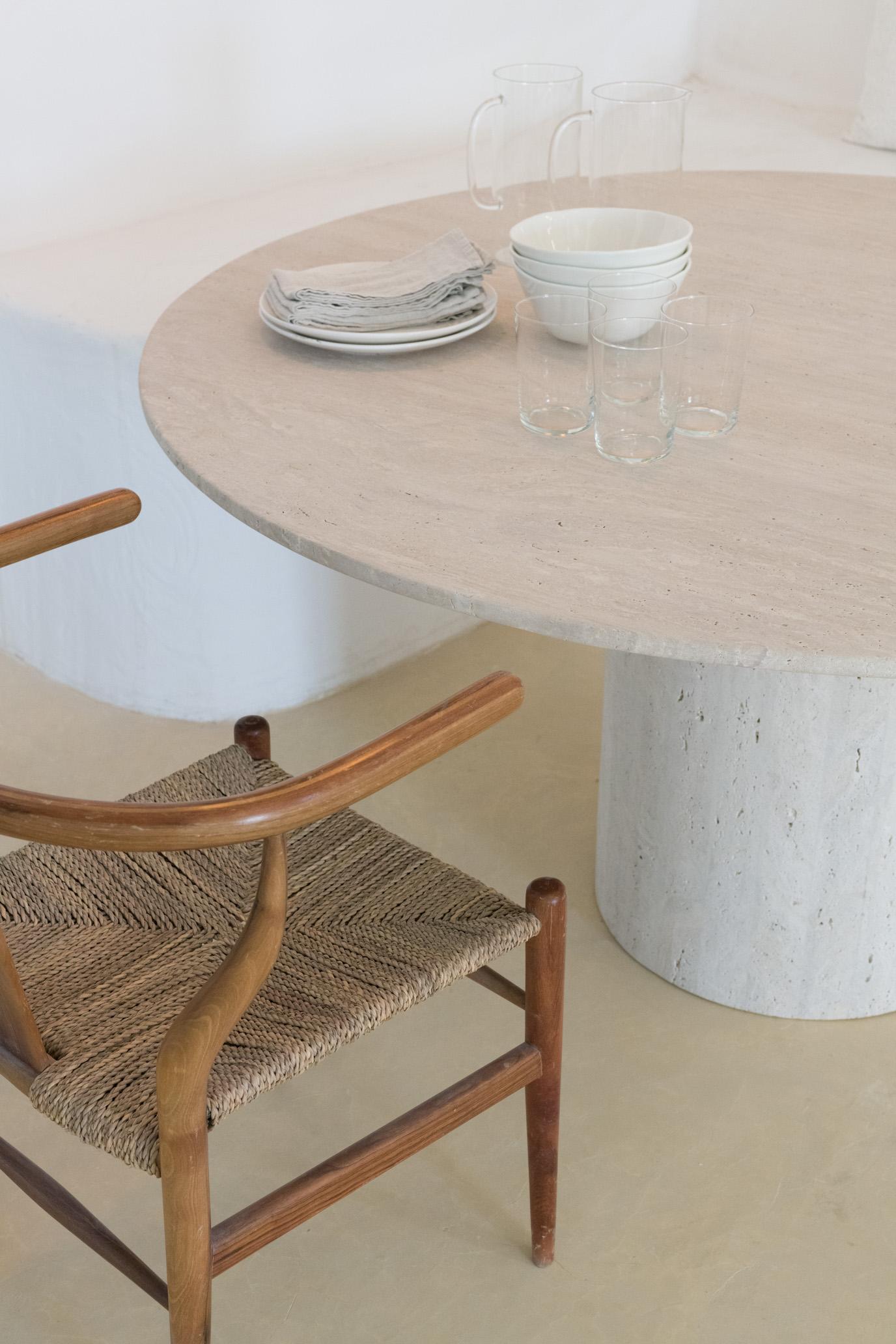 XXI secolo e contemporaneo Tavolo da pranzo rotondo in travertino 140 Muted Beige con piano rotondo di Beije Avenue in vendita