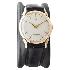 Omega Montre du milieu du siècle en or massif 14 carats avec cadran à boucles originales