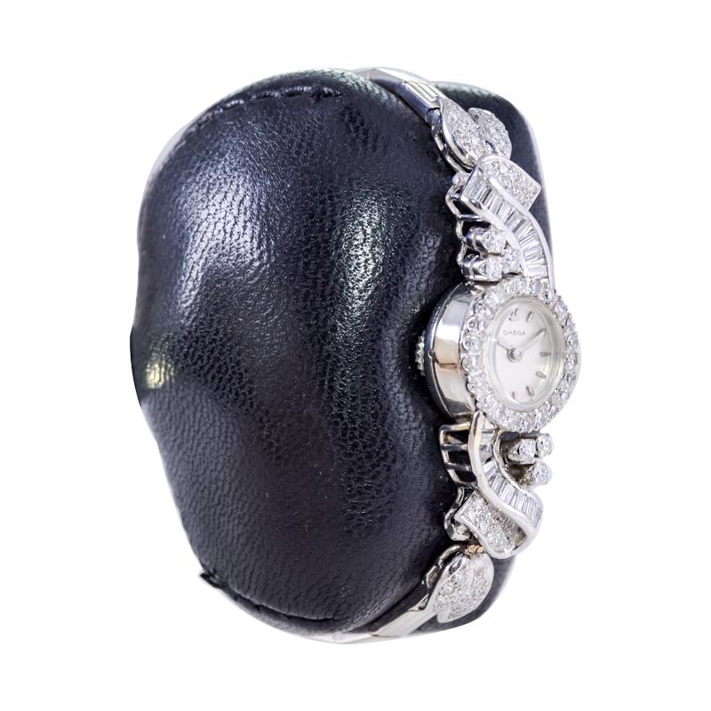 Omega Montre en or 18 carats et diamants de style Art déco à remontage à l'arrière, c. 1940-1950 Excellent état - En vente à Long Beach, CA