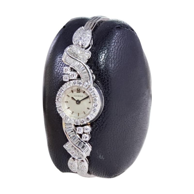 Omega Montre en or 18 carats et diamants de style Art déco à remontage à l'arrière, c. 1940-1950 Pour femmes en vente