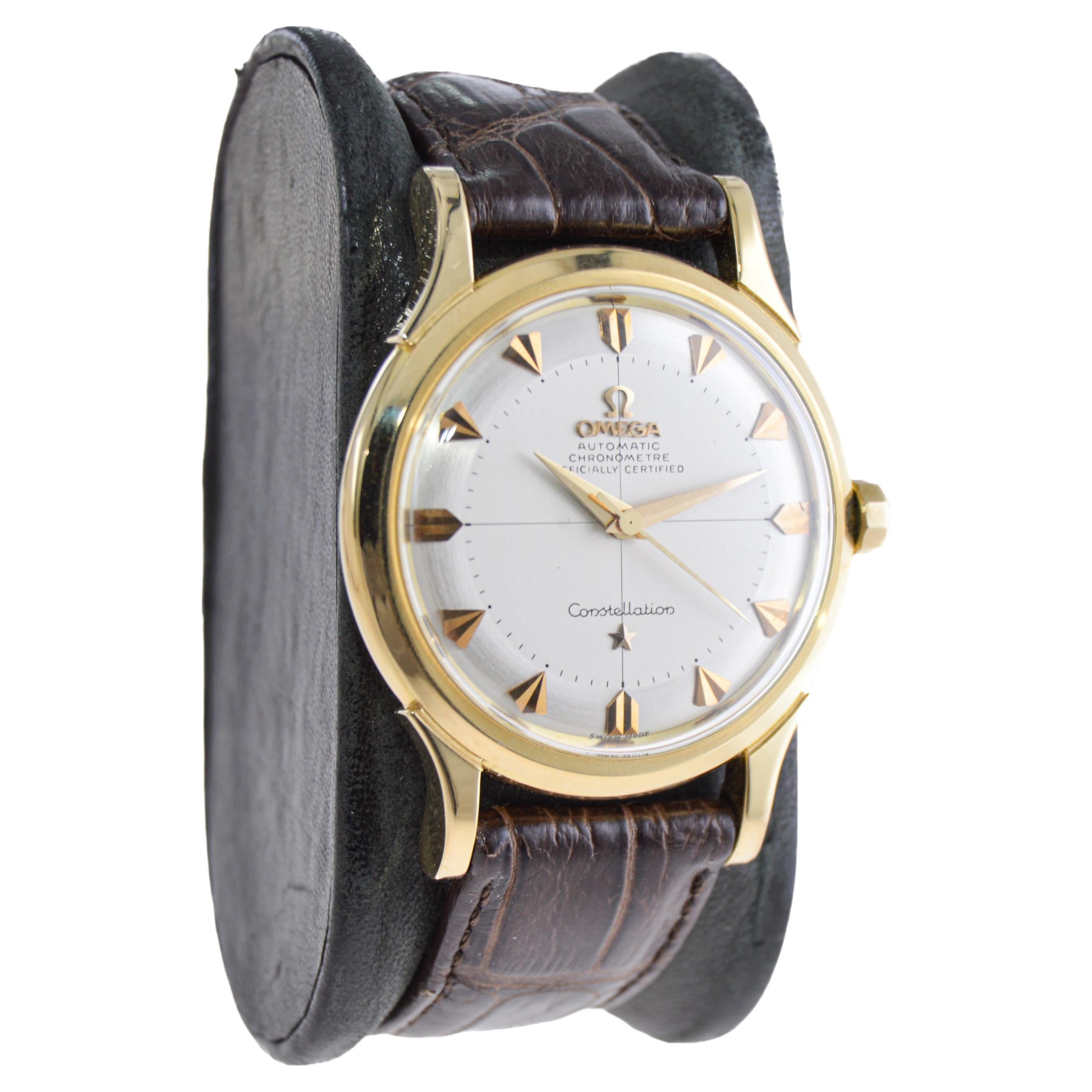 FABRIK / HAUS: Omega Watch Company
STIL / REFERENZ: Konstellation Chronometer
METALL / MATERIAL: 18 Karat massives Gelbgold
CIRCA / JAHR: 1950 / 60er Jahre
ABMESSUNGEN / GRÖSSE: 44mm x 35mm
UHRWERK / KALIBER: Automatikaufzug / 19 Jewels 
ZIFFERBLATT