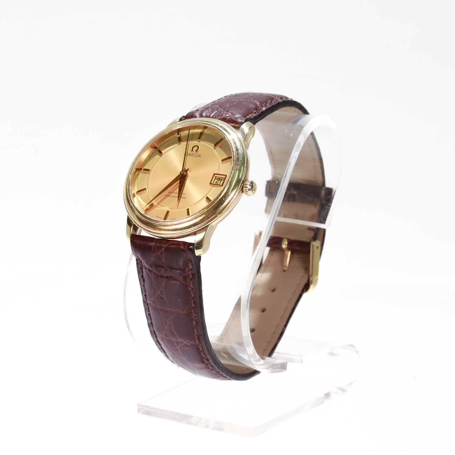 Eine schöne Nachlass-Automatik-Armbanduhr.

Von Omega.

Aus der Collection De Ville.

Hergestellt im Jahr 1999.

Mit einem goldenen Gehäuse, einem Lederband, einem champagnerfarbenen Zifferblatt und Indexindexen.

Zusammen mit den Originalpapieren