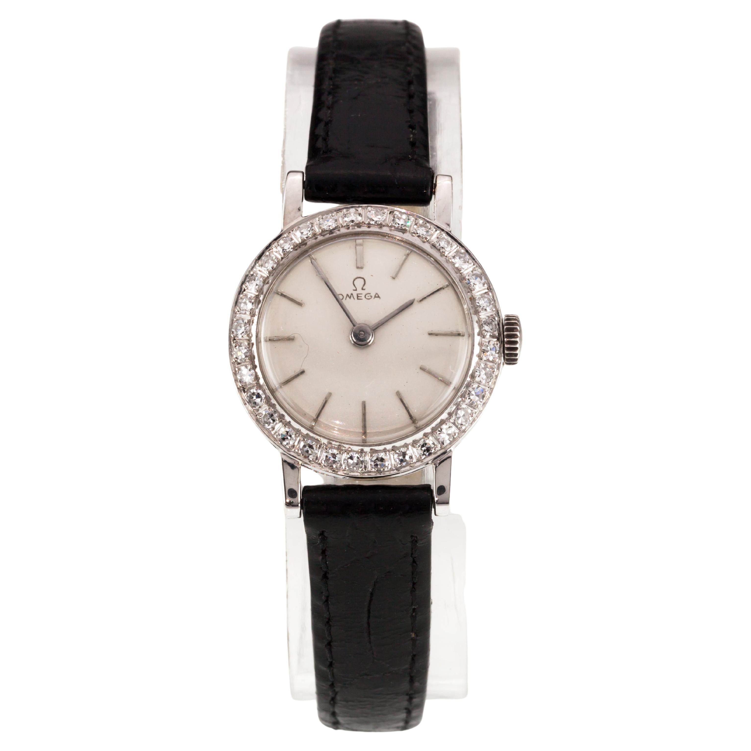 Omega 18k Weißgold Damen Handaufzug Uhr mit Diamant-Lünette #484 im Angebot