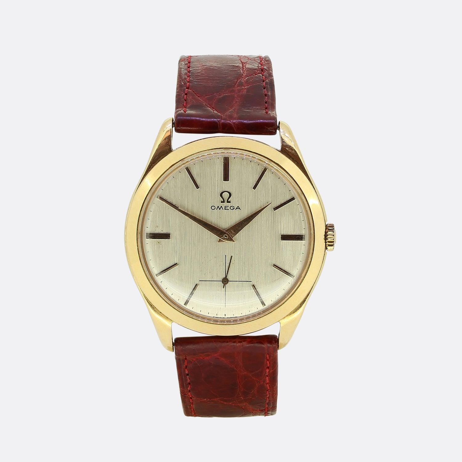 Nous avons ici une montre magnifiquement conçue par les horlogers de renommée mondiale, Omega. Un design vintage classique offre un cadran blanc cassé qui accueille des bâtons d'heures en or, la signature Omega et un cadran auxiliaire, le tout
