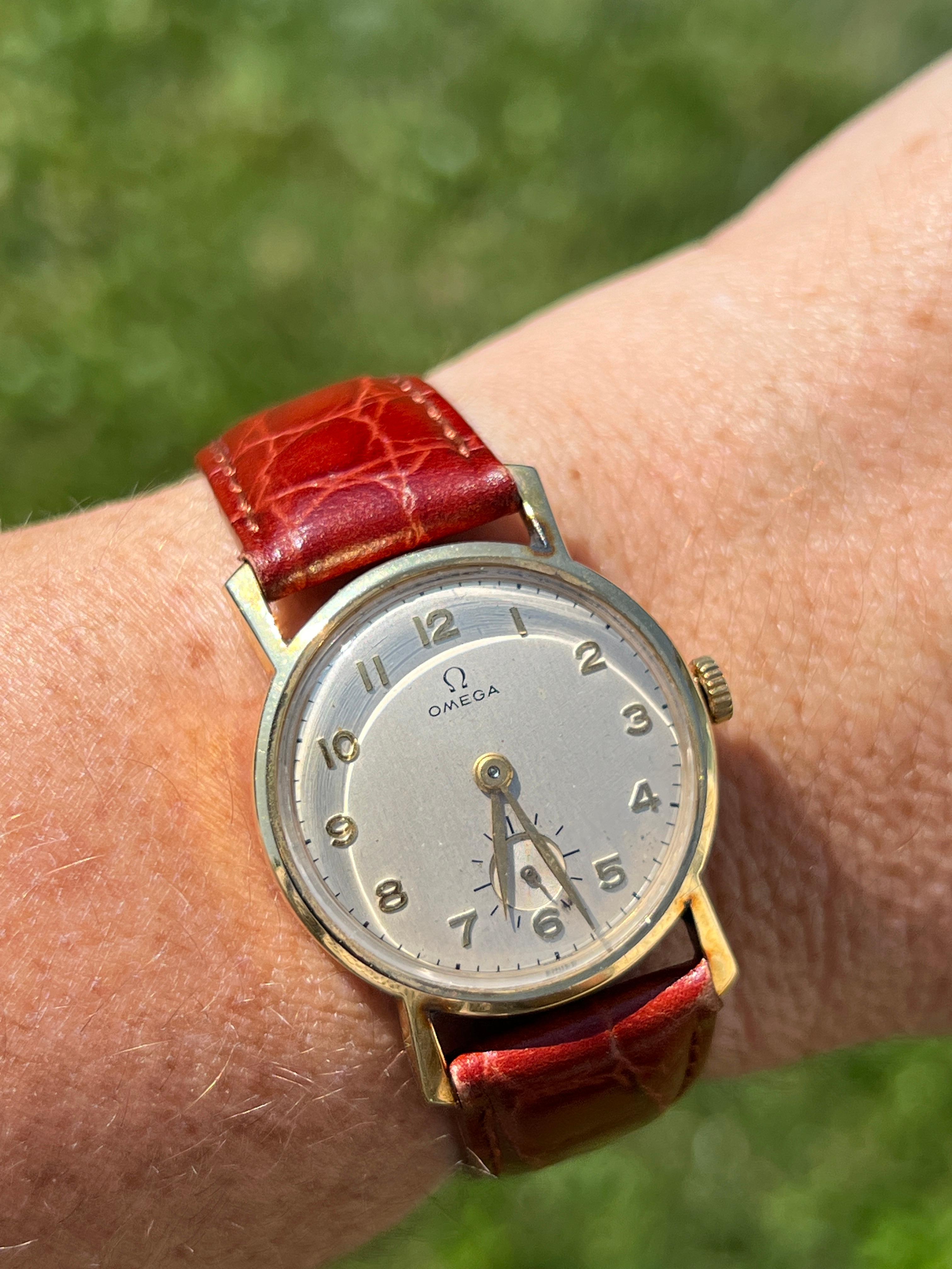 This vintage 1945 Omega wristwatch, crafted in 14 karat yellow gold, features a 34mm case and 18mm brown crocodile grain strap, the watch carries the serial number 10492405 and case number 996406. Powered by an OXC movement, this classic timepiece