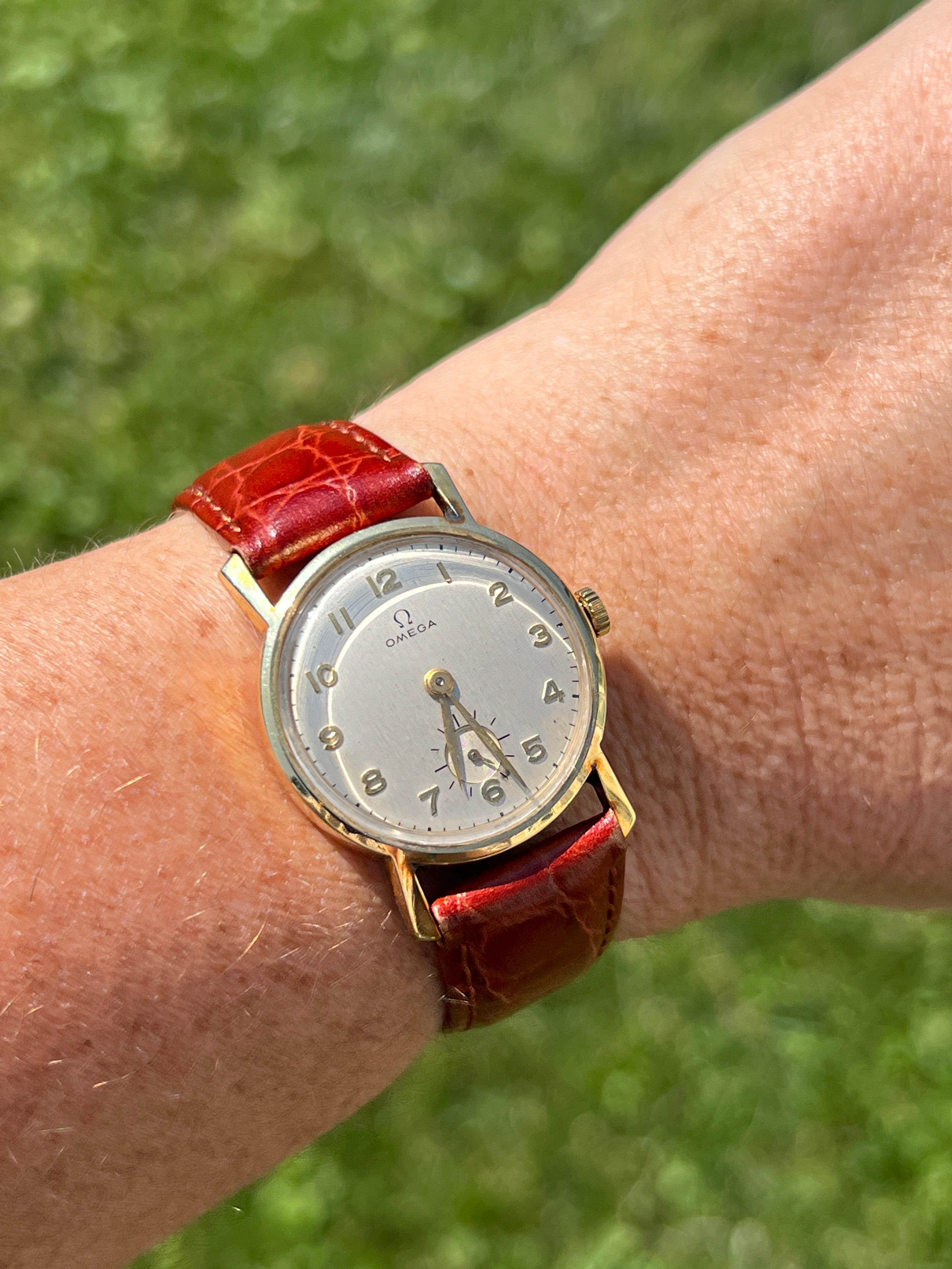 Omega 1945 34mm 14k Yellow Gold Crocodile Band Wristwatch In Good Condition For Sale In Towson, MD