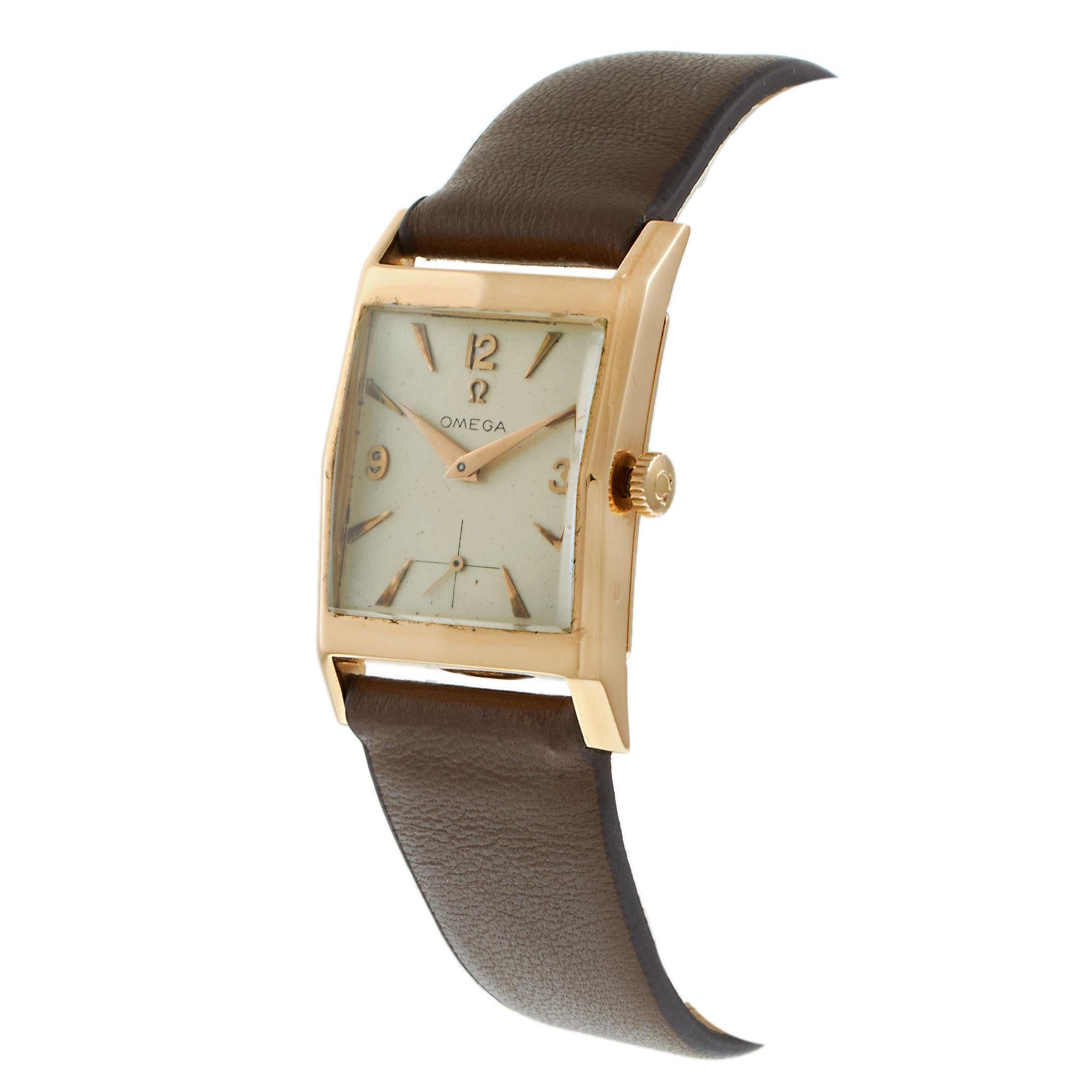 Orologio da polso vintage Omega De Lux del 1952 circa, con cassa a forma di barile in oro rosa 18KT da 23 x 27 mm con bordi smussati e un caldo carattere vintage. Il quadrante in argento presenta una delicata patina, con indici a freccia e numeri