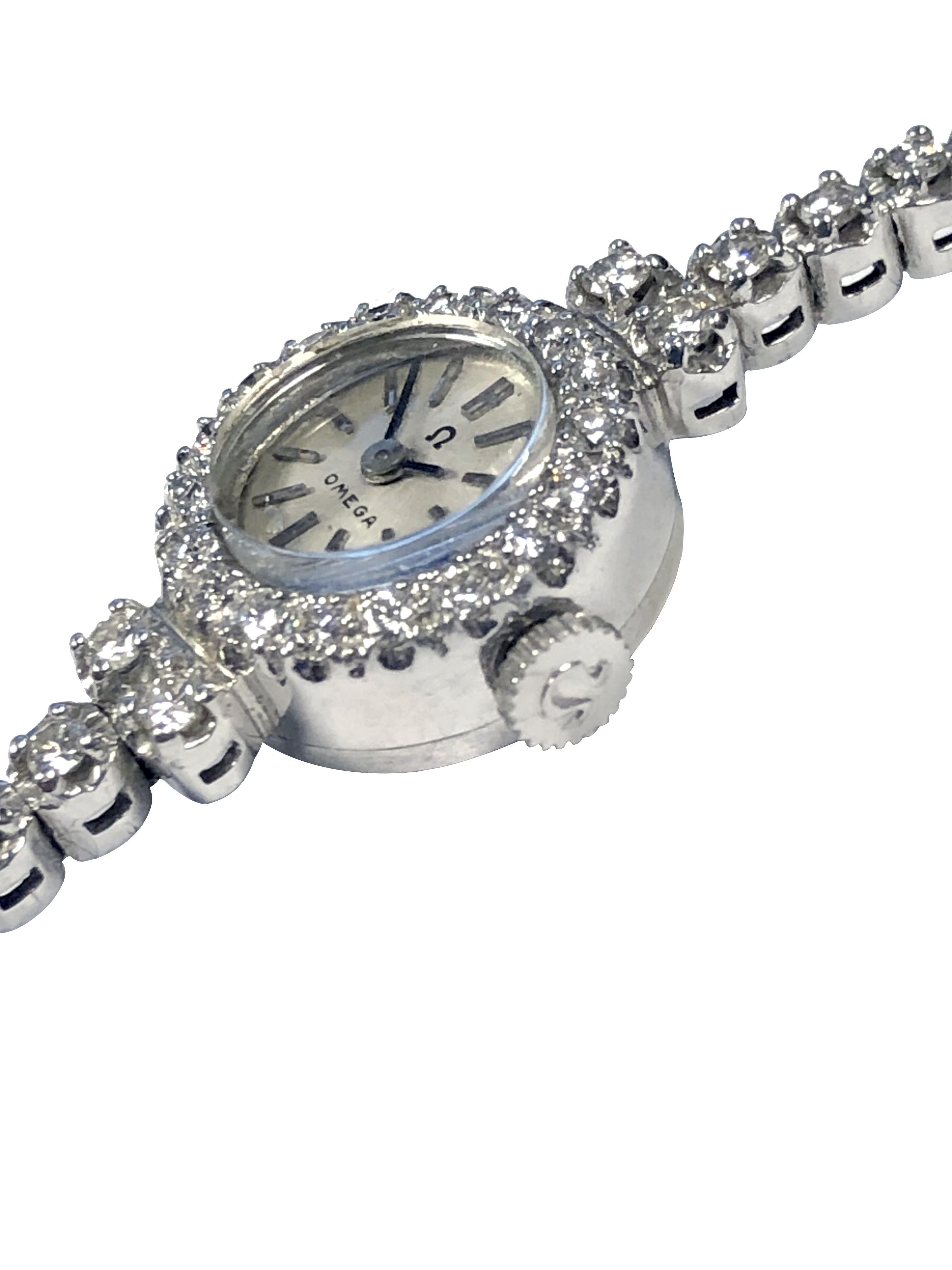 Taille ronde Omega 1960, montre-bracelet cocktail pour femmes en vente
