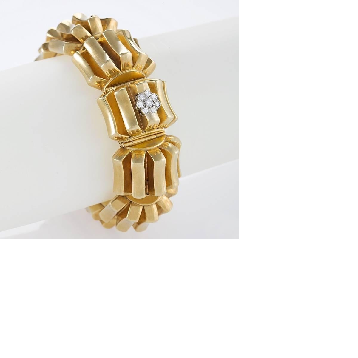 Diese prächtige Omega-Armbanduhr aus Gold und Diamanten aus der Mitte des 20. Jahrhunderts macht das Beobachten der Zeit zu einem Vergnügen. Die zehn biegsamen Bombé-Abschnitte fächern die polierten Goldrippen auf, während die Glieder jeden