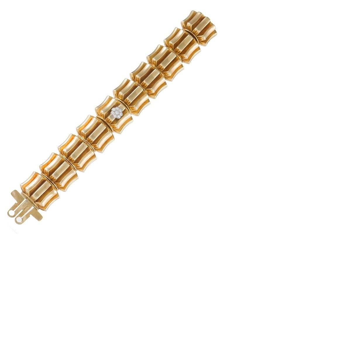 Rétro Omega Montre-bracelet cachée en or et diamants  en vente