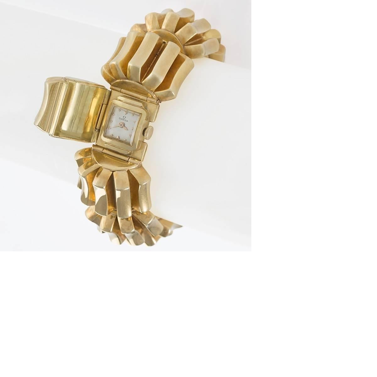 Taille ronde Omega Montre-bracelet cachée en or et diamants  en vente
