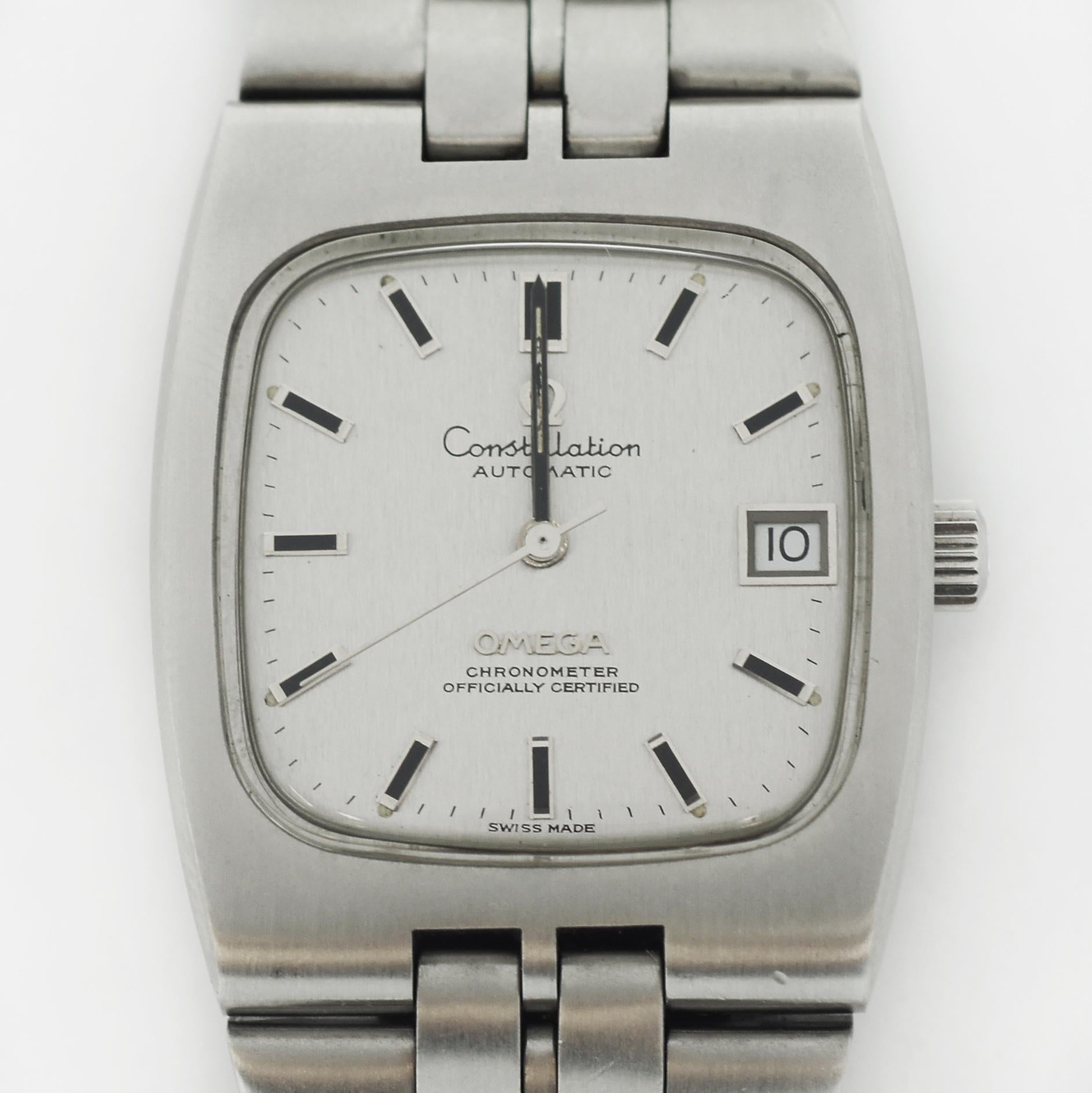 Omega 
Konstellation 
Circa 1970er Jahre
Ganz aus Edelstahl
Automatisch
Chronometer 
Silbernes Zifferblatt mit Stahl/schwarzen Markierungen und Zeigern
Fensterdatum bei der 3-Uhr-Marke
Acryl-Kristall
Gehäuse ca. Größe 40mm x 32mm ohne Krone
Original