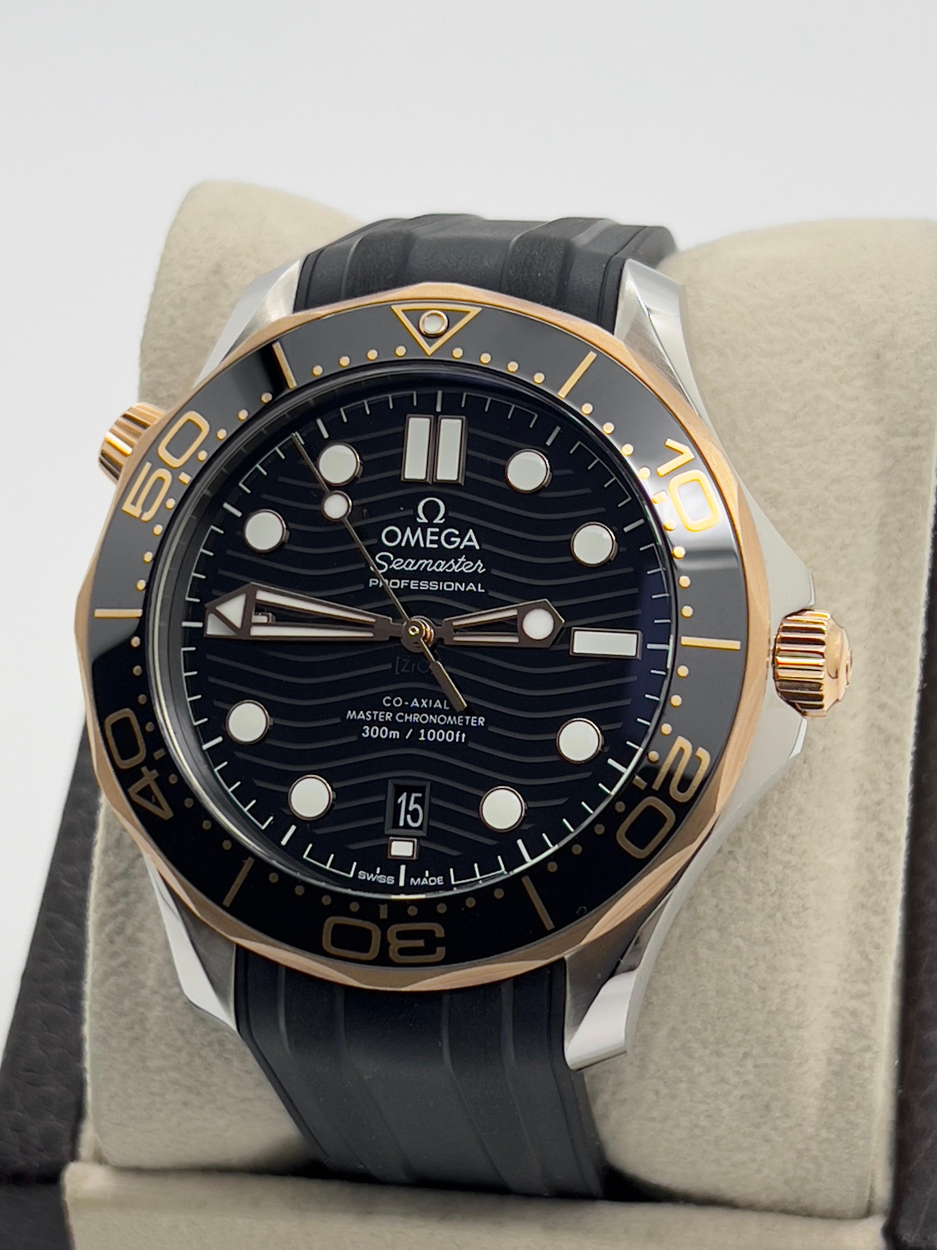 Número de estilo: 210.22.42.20.01.002
Model No: Omega Seamaster Diver 300M 
Material de la caja: Acero inoxidable 
Correa: Correa de caucho
Bisel:  Oro rosa Sedna de 18 quilates y negro
Esfera: Negra 
Cara: Cristal de zafiro 
Tamaño de la caja: 42