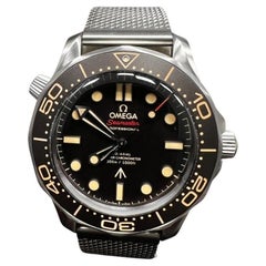 Omega. 210.90.42.20.01.001 Seamaster 007 Edition Boîte en titane