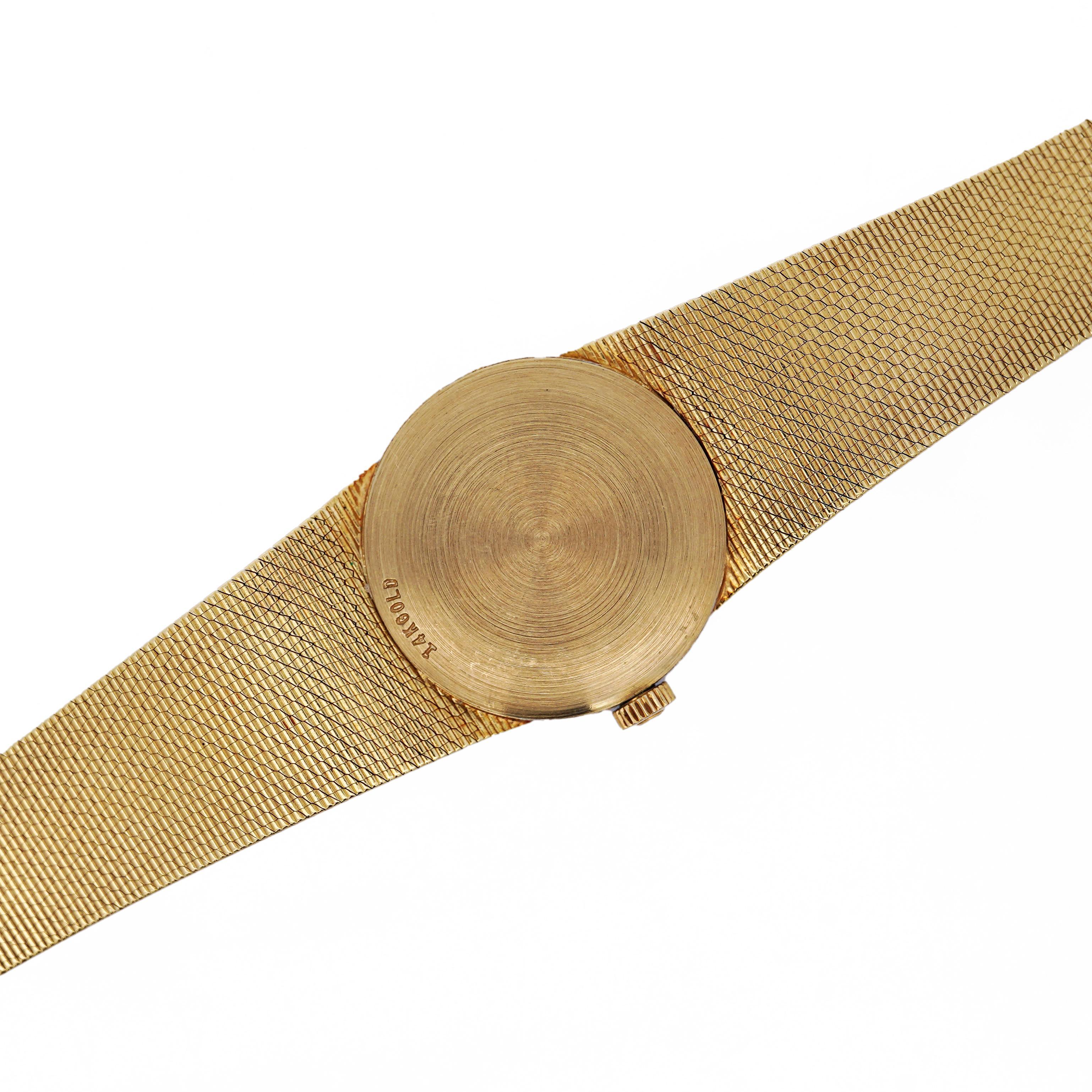 Raro reloj Omega con una impresionante caja de oro amarillo de 14 quilates y una esfera de ópalo negro fuego, acentuada por un bisel de diamantes. El reloj funciona con el movimiento automático Cal. 625 automático. Con una esfera de 23 mm y una