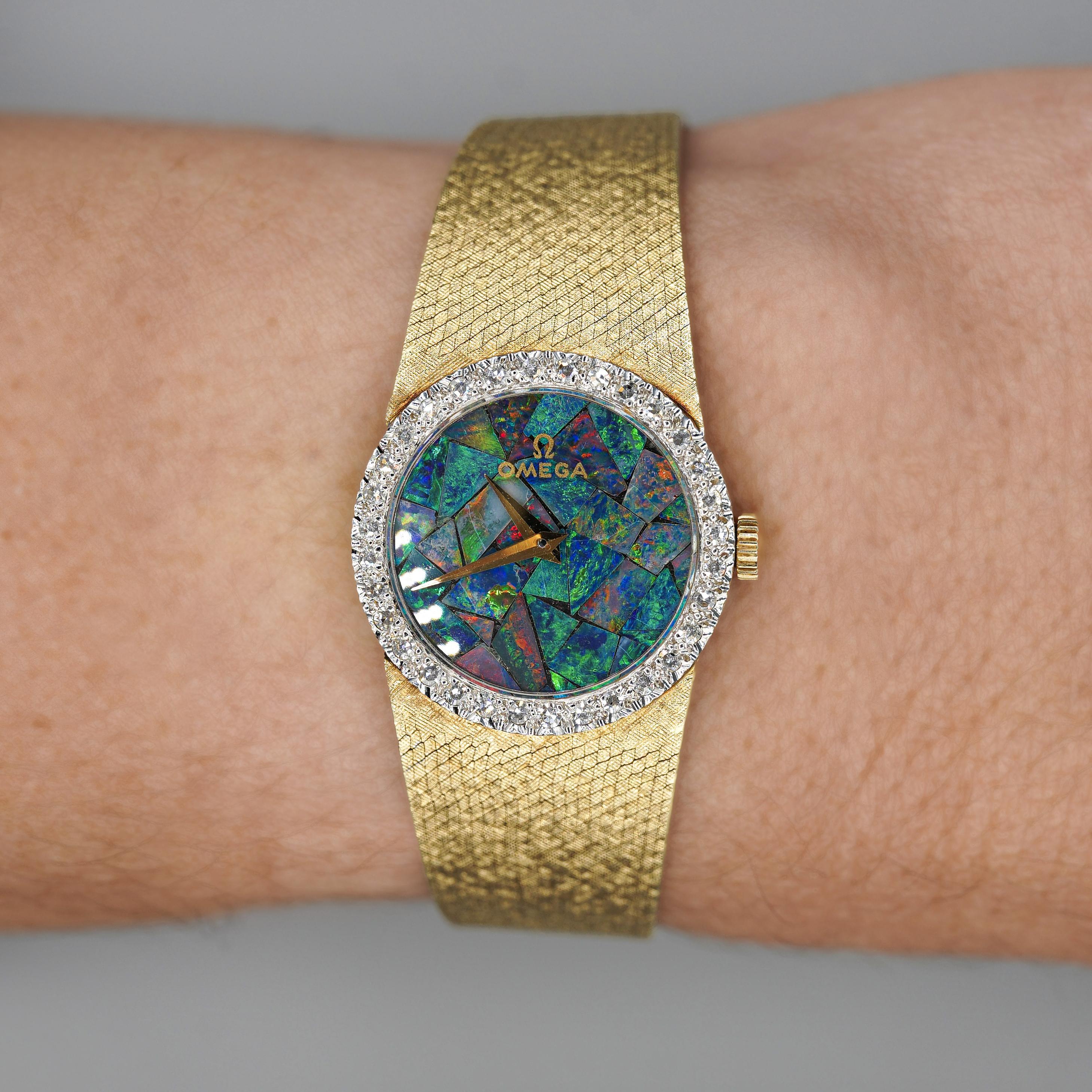 De las mujeres Reloj vintage Omega de 23 mm con esfera de ópalo negro y bisel de diamantes en oro amarillo de 14 quilates en venta