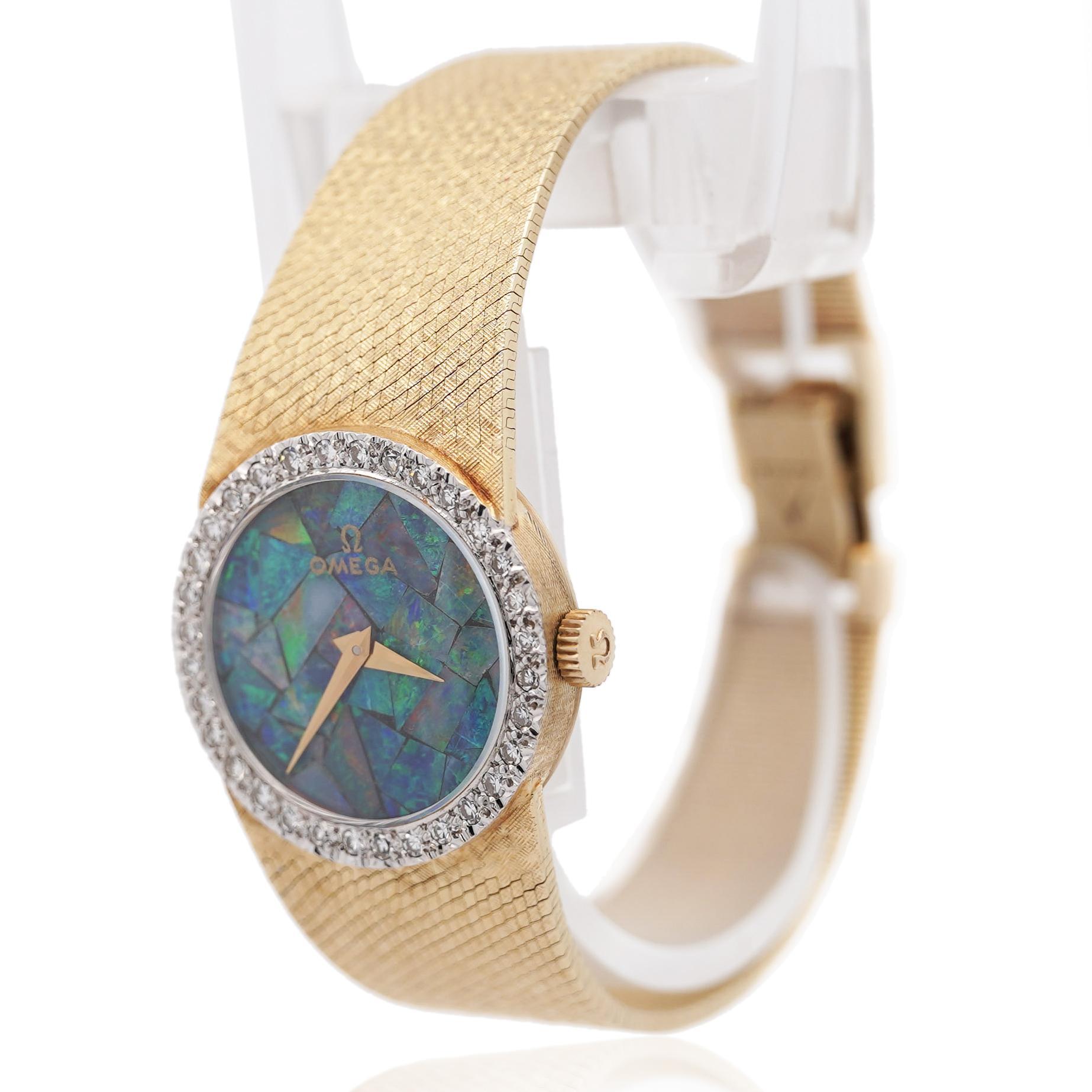 Reloj vintage Omega de 23 mm con esfera de ópalo negro y bisel de diamantes en oro amarillo de 14 quilates en venta 1