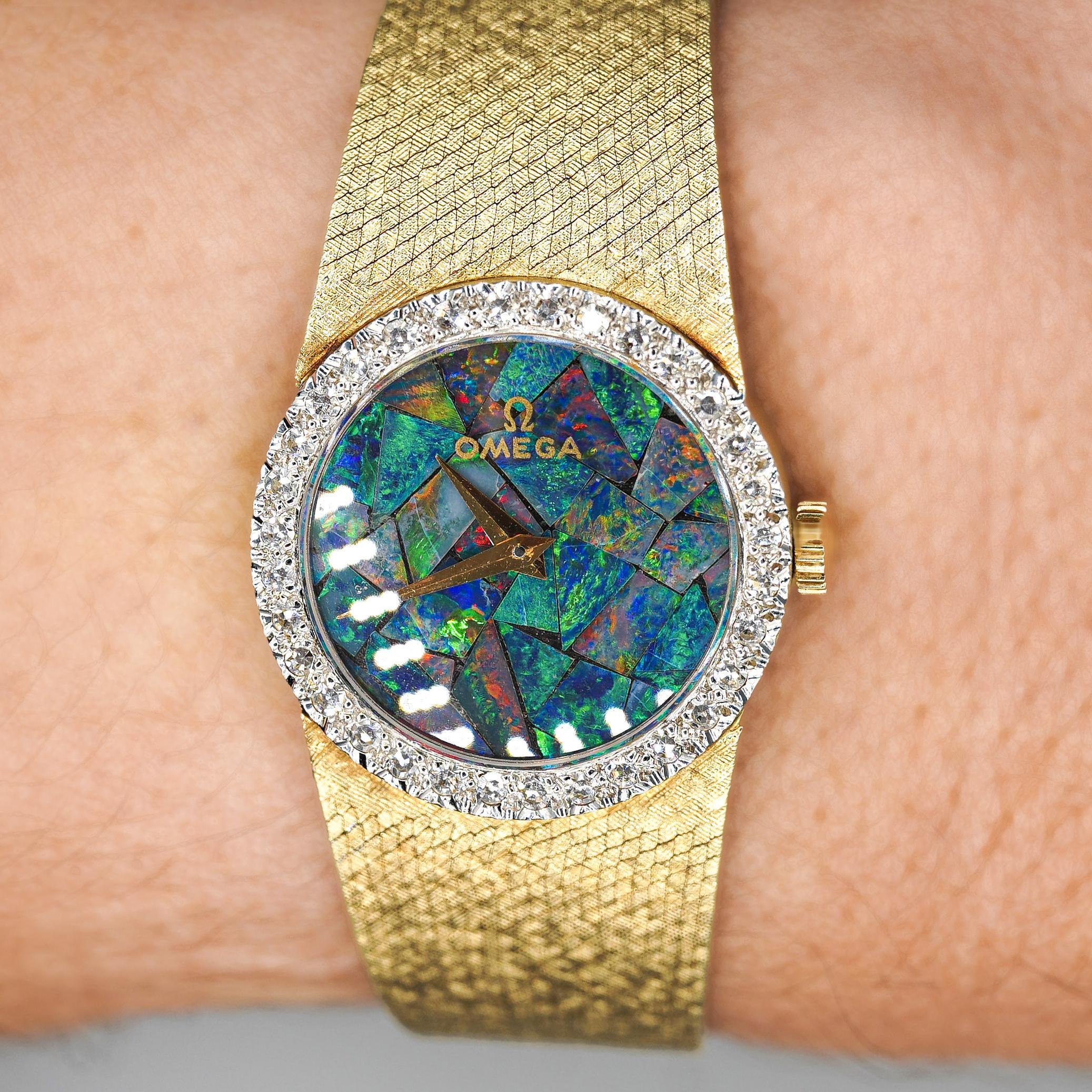 Reloj vintage Omega de 23 mm con esfera de ópalo negro y bisel de diamantes en oro amarillo de 14 quilates en venta 3