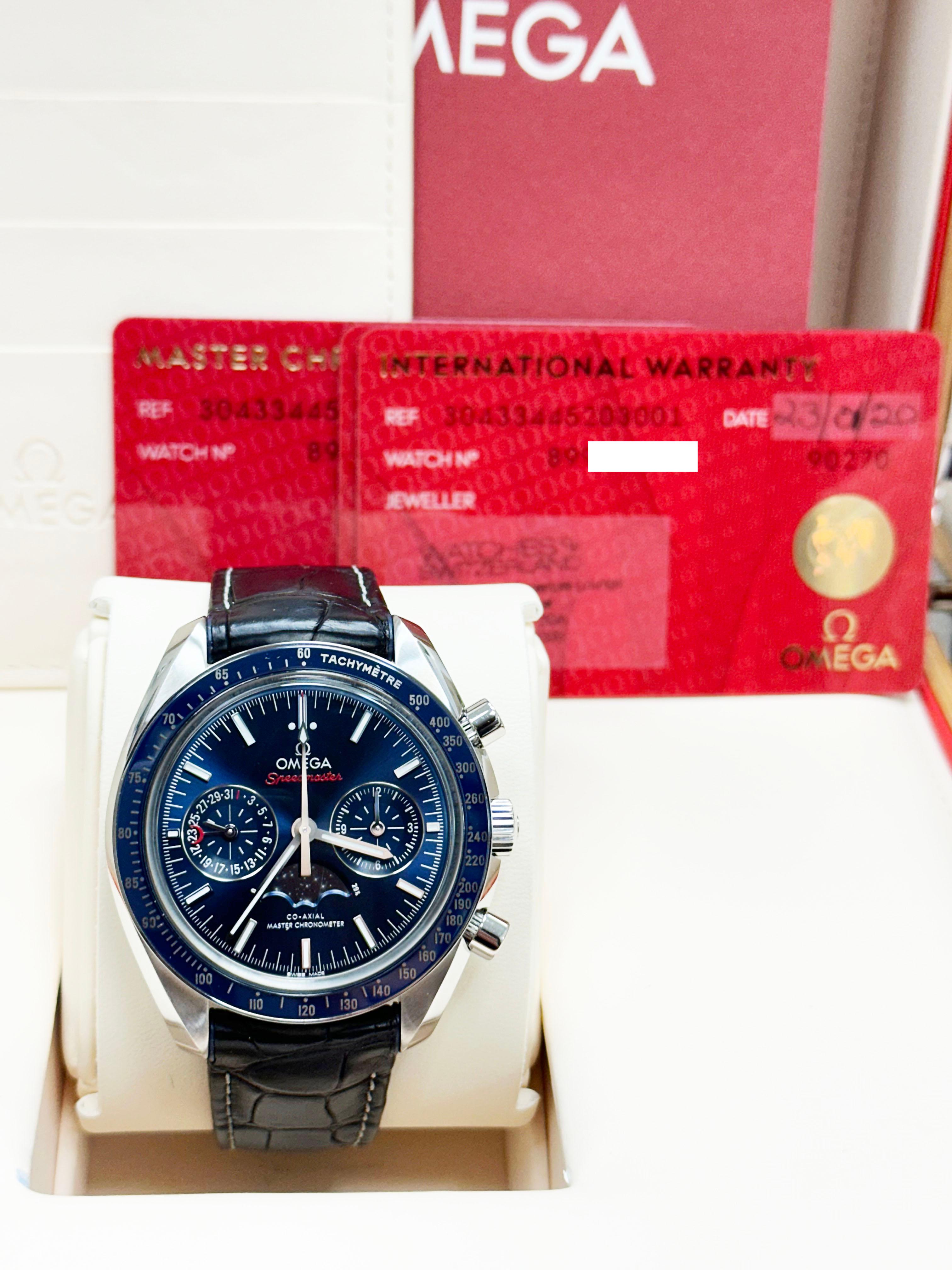 Omega 304.33.44,52.03,001 Speedmaster Moonphase Blaues Zifferblatt Edelstahl Box Papier im Zustand „Hervorragend“ in San Diego, CA