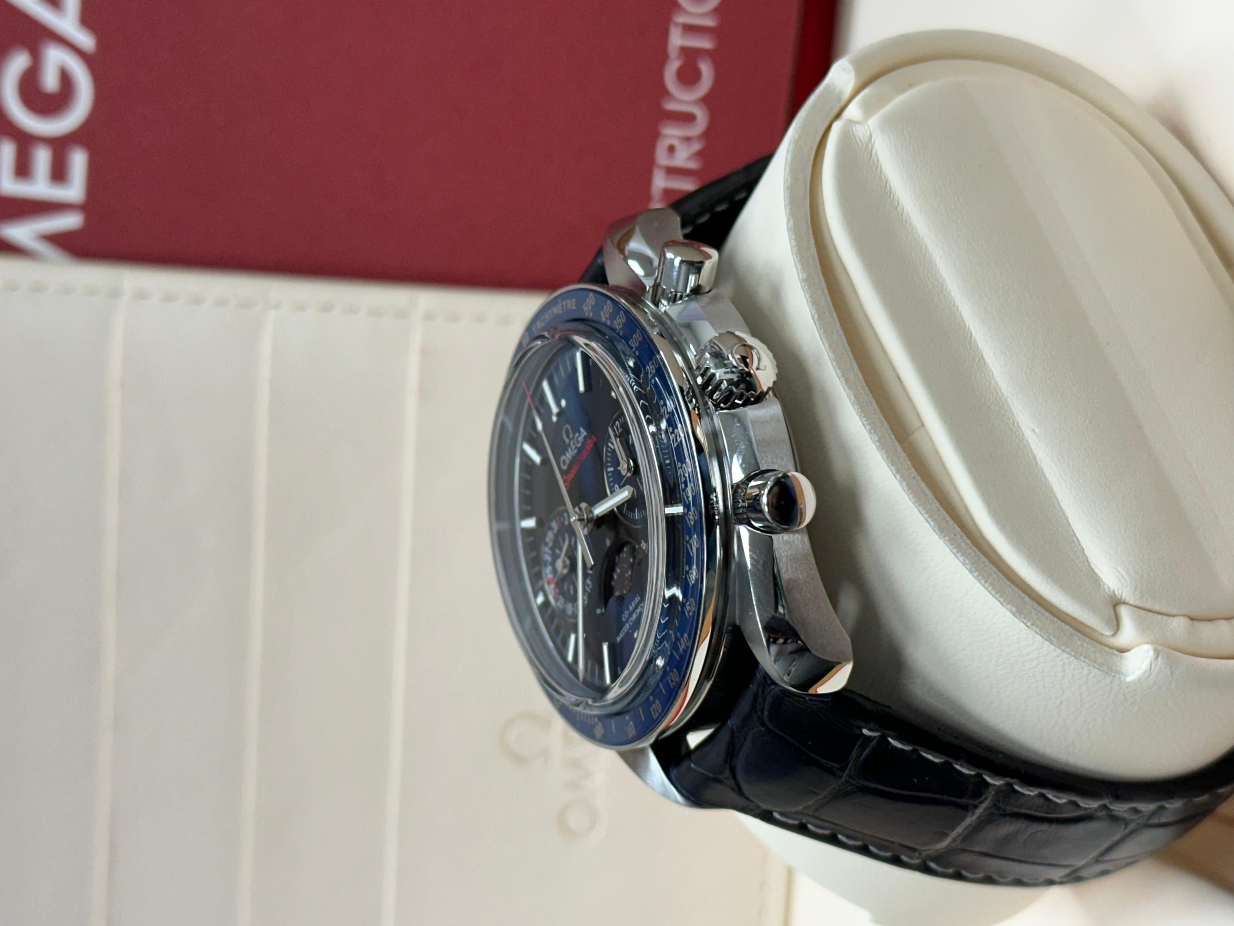 Omega 304.33.44,52.03,001 Speedmaster Moonphase Blaues Zifferblatt Edelstahl Box Papier 1