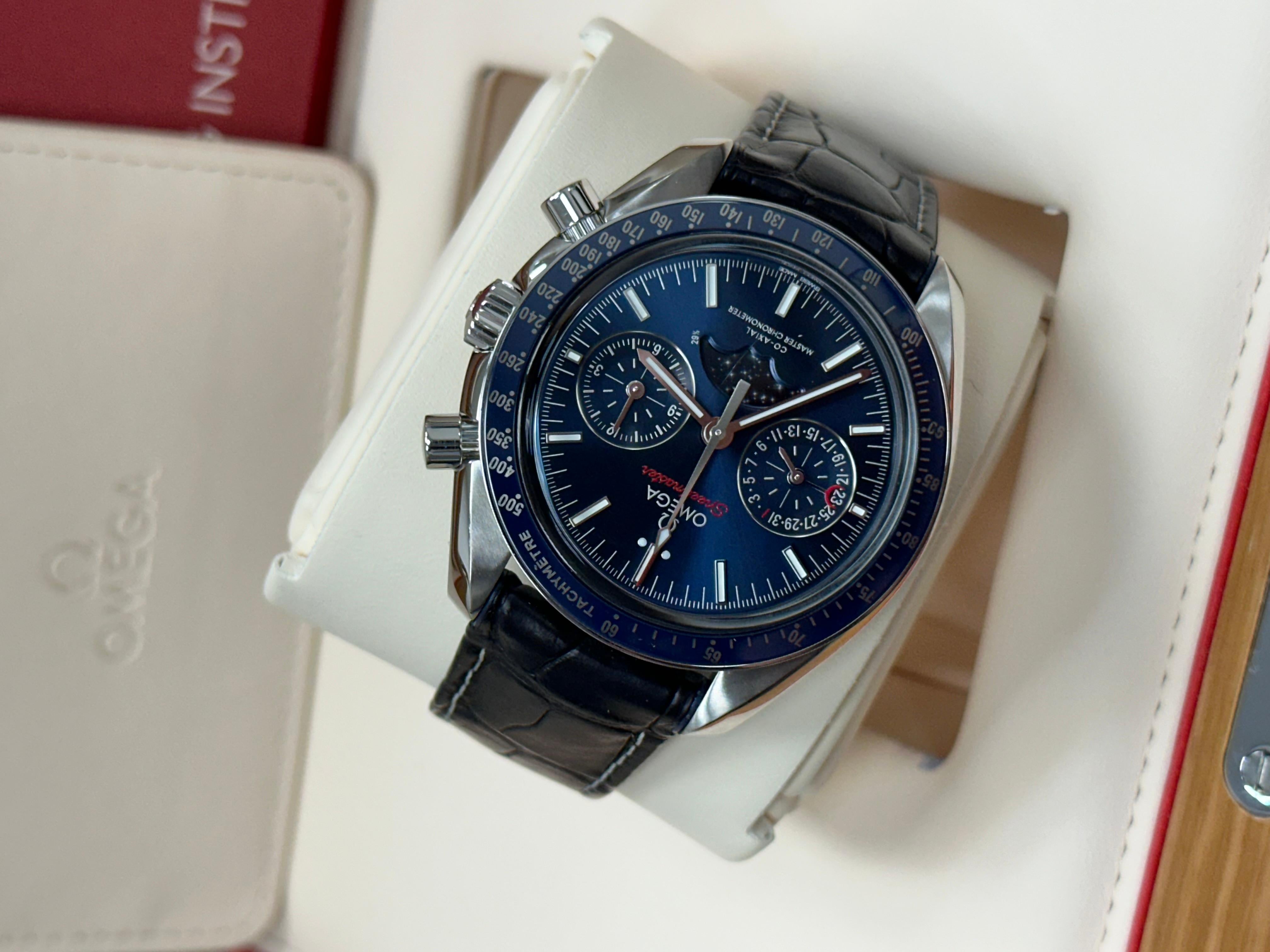 Omega 304.33.44,52.03,001 Speedmaster Moonphase Blaues Zifferblatt Edelstahl Box Papier 2