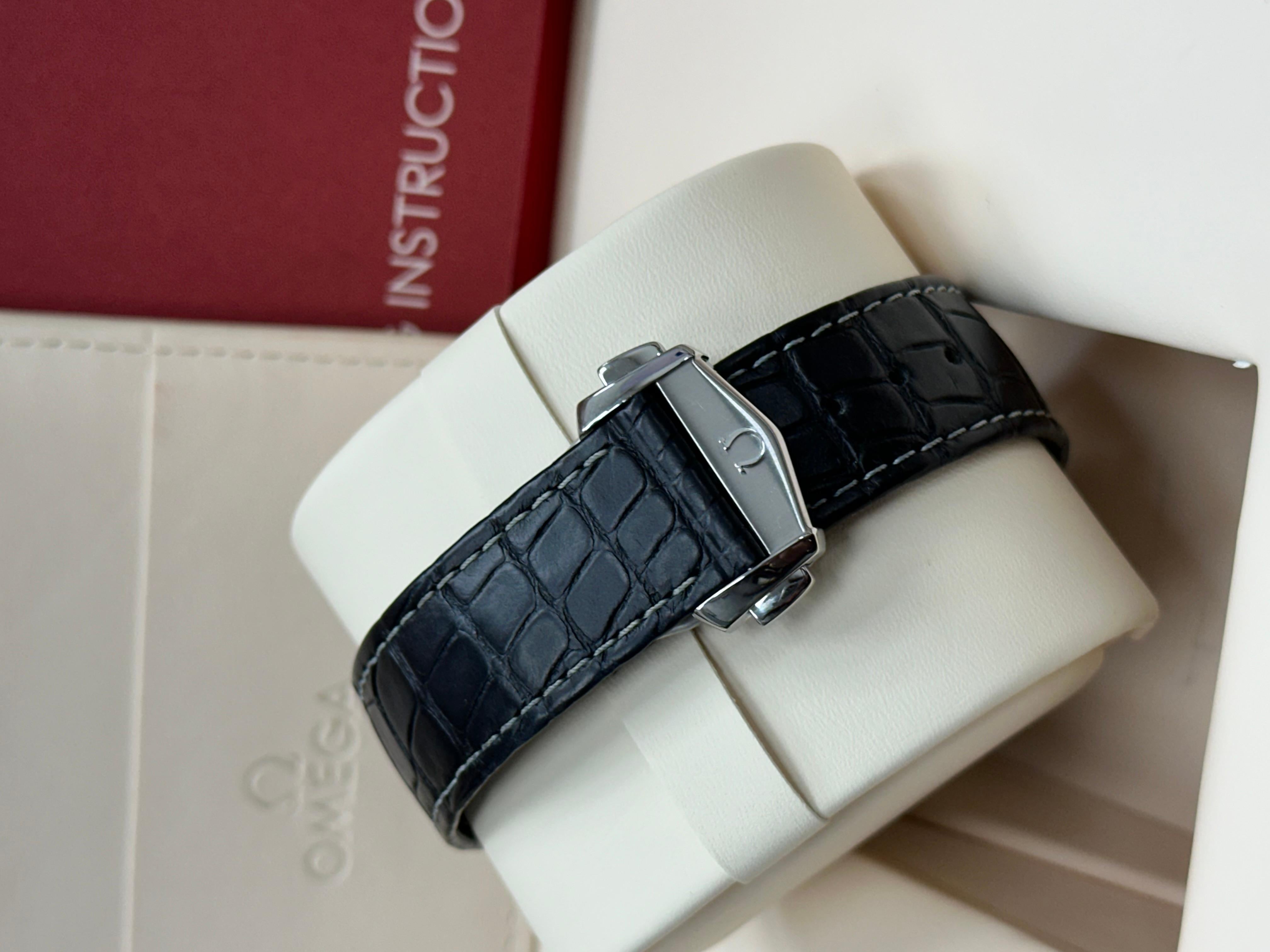 Omega 304.33.44,52.03,001 Speedmaster Moonphase Blaues Zifferblatt Edelstahl Box Papier 3