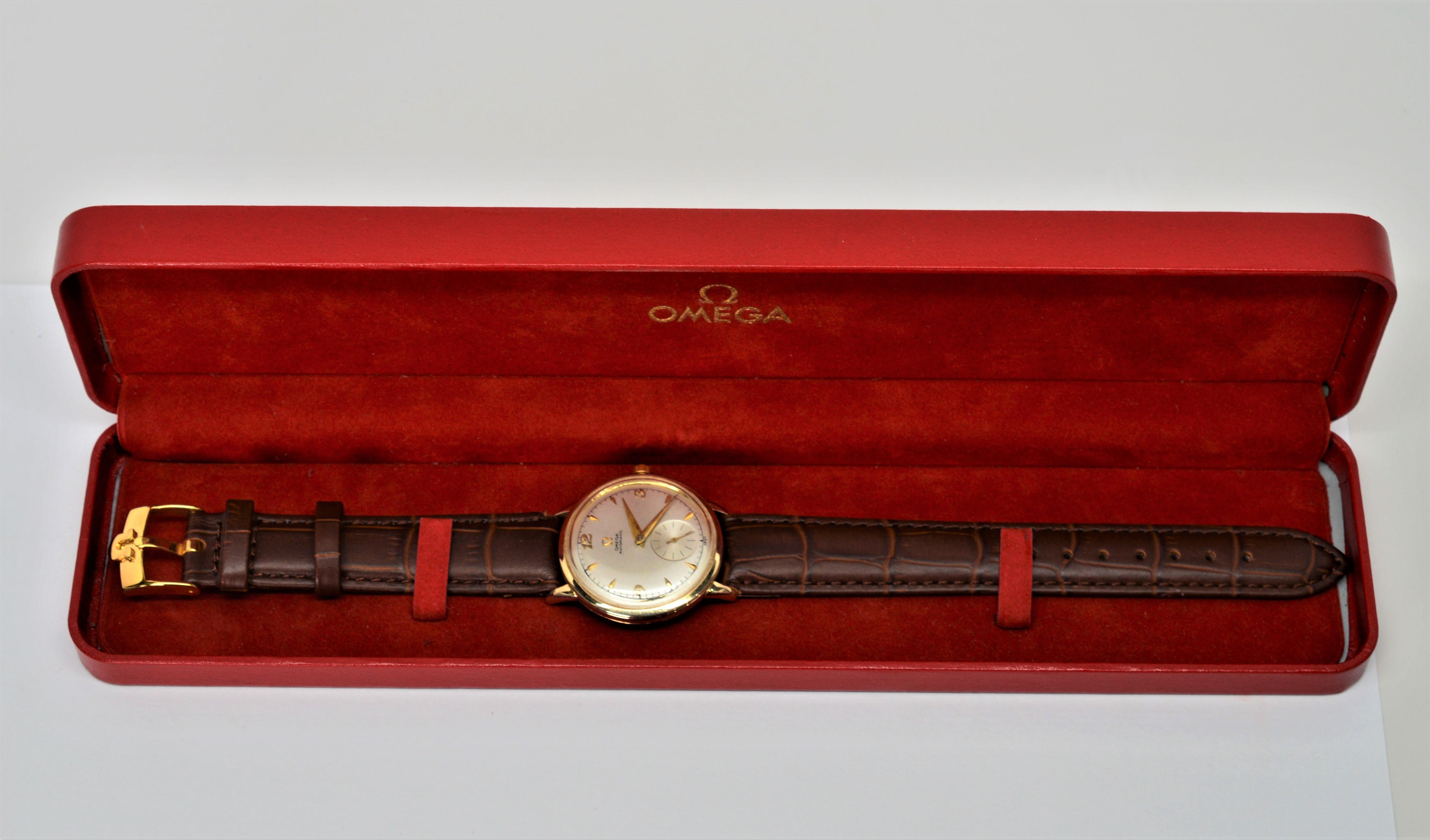 Superbe montre-bracelet rétro Omega 342 en or jaune quatorze carats (14k) pour homme avec mouvement mécanique à 17 rubis # 11683285. La taille du boîtier est de 32 mm et porte le numéro T965506. Cadran argenté avec chiffres arabes en or à 12, 3 et 9