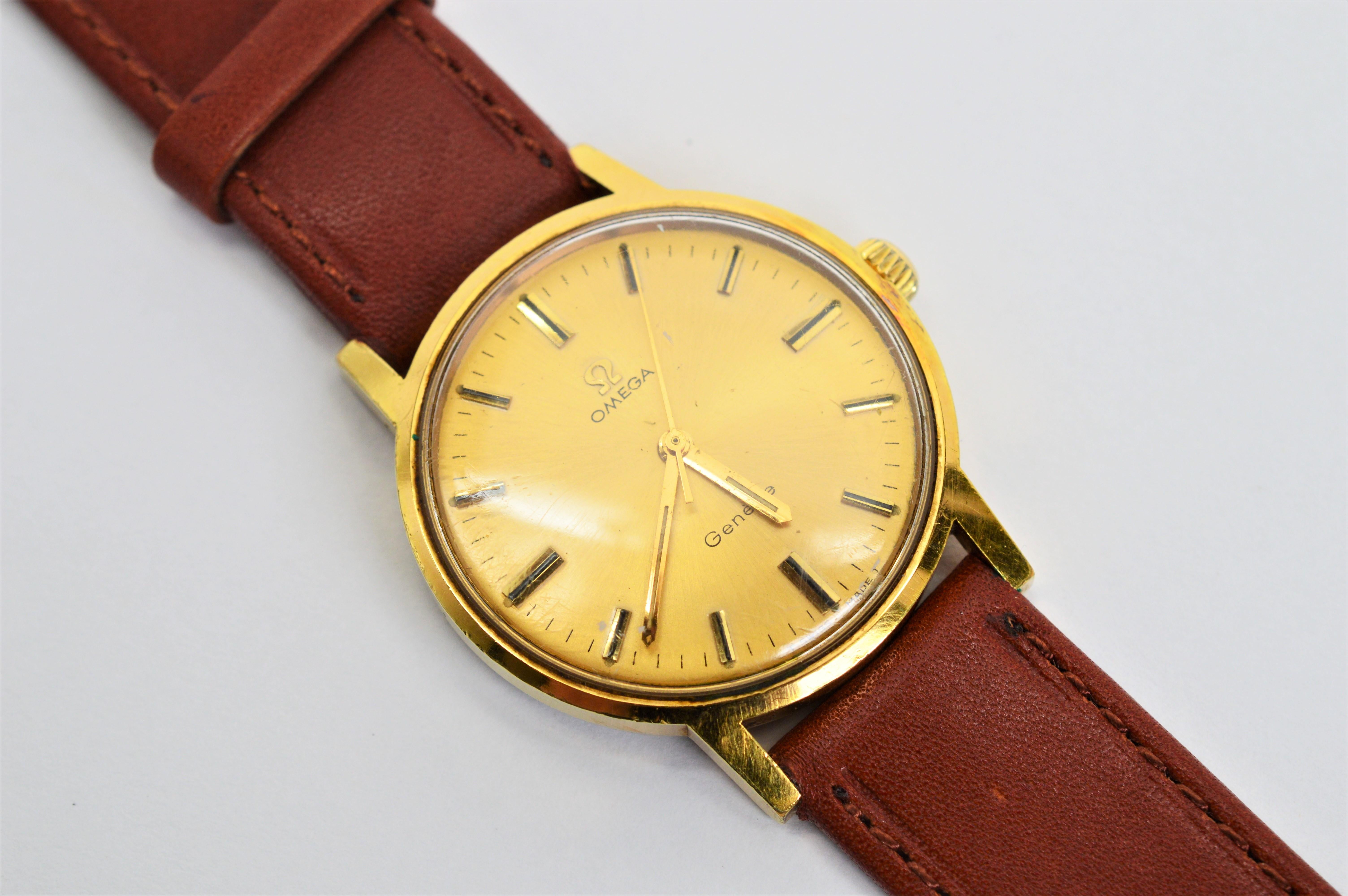 J'adore ce modèle classique Omega Gold Top Steel de 34 mm pour hommes. Dotée d'un cadran rond en or et de chiffres allumettes, cette montre-bracelet datant de 1969 est équipée d'un mouvement Omega mécanique à remontage manuel de dix-sept rubis. Ce