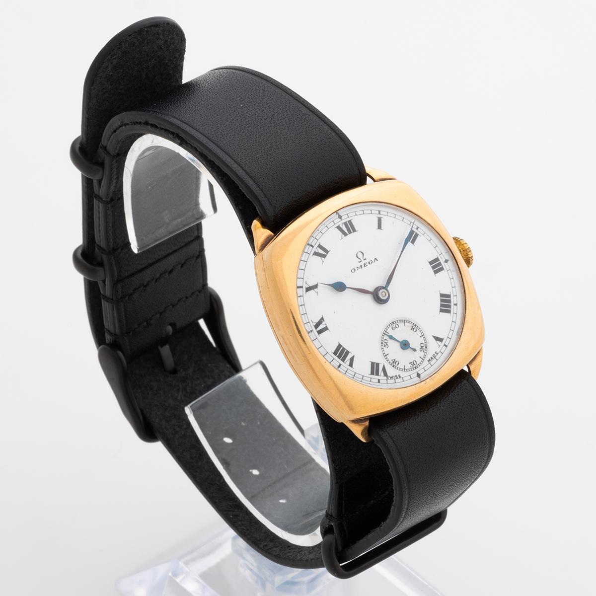 Unsere sehr attraktive Omega Vintage verfügt über ein 9k Gelbgold Kissen Fall von Dennison, mit manuell aufgezogen 15 Juwelen Uhrwerk, und sehr attraktiv weißes Zifferblatt mit römischen Ziffern und Sub Sekunden Zifferblatt. Das Gehäuse misst 31,5
