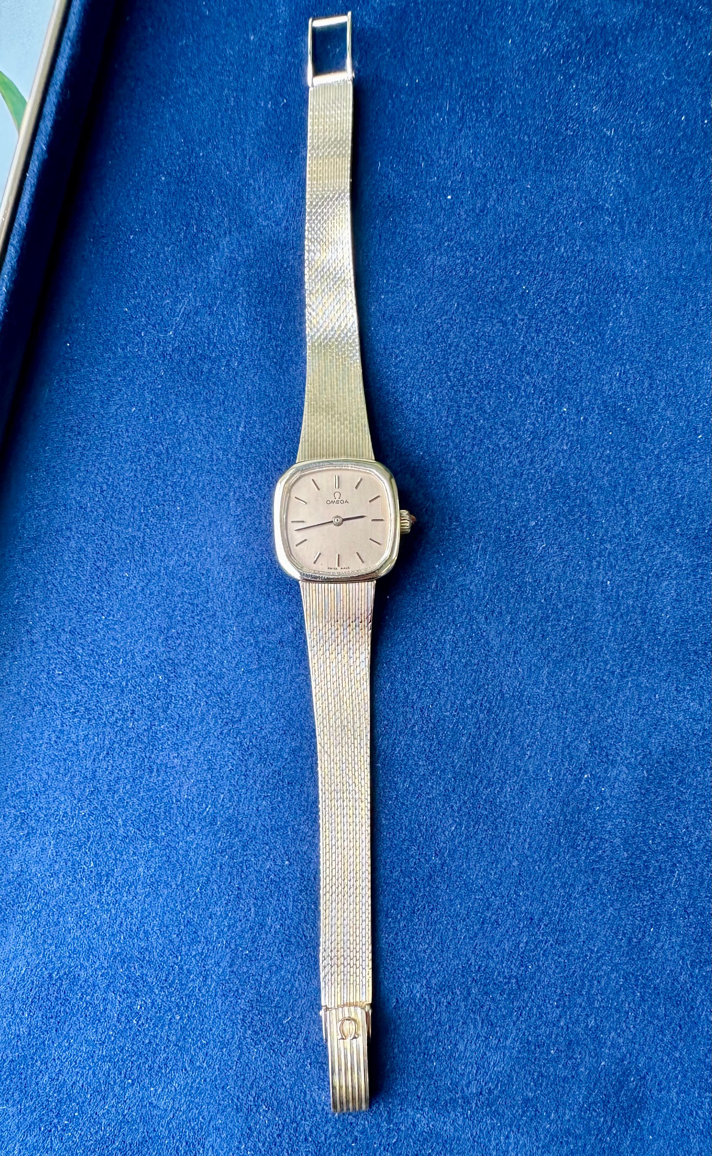  Omega 9k Yellow Gold Watch Manual Wind Vintage Watch In Good Condition For Sale In Houston, TX