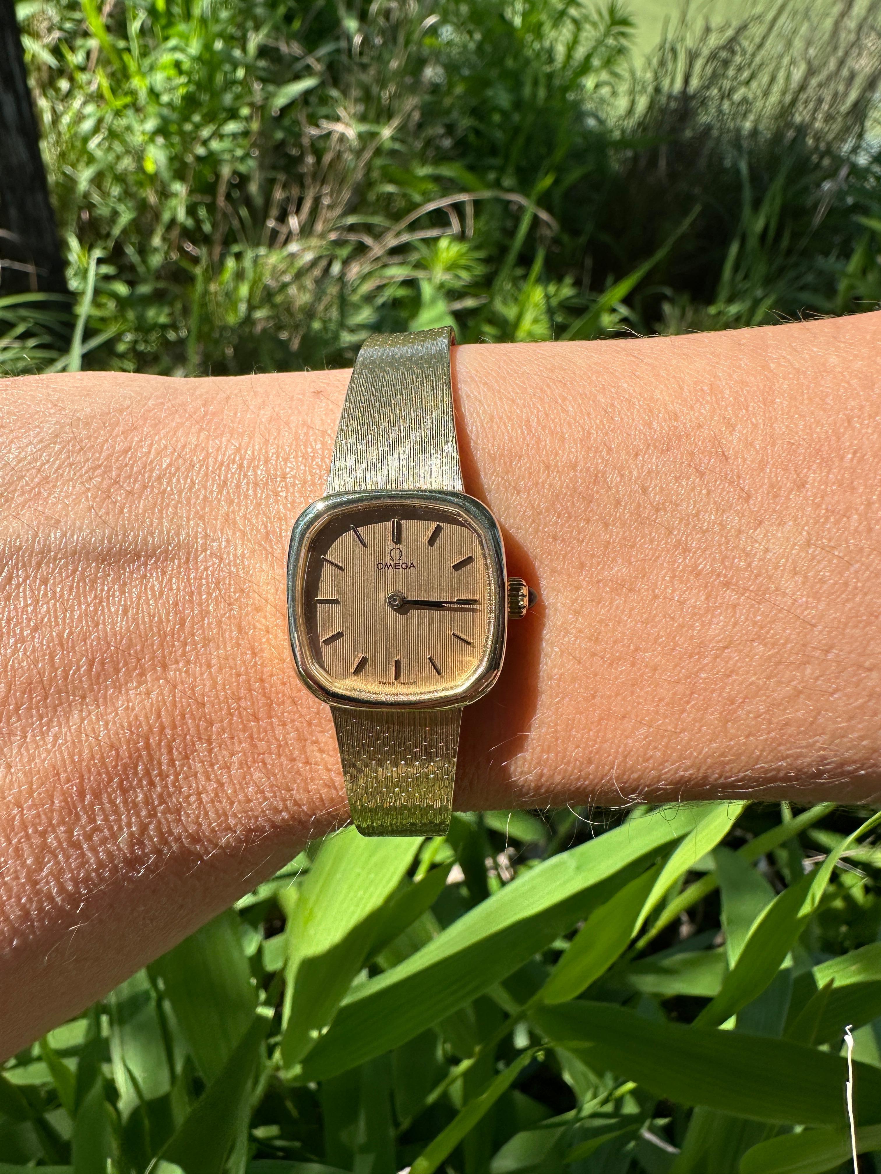  Omega 9k Gelbgold Uhr mit Handaufzug Vintage Uhr für Damen oder Herren im Angebot
