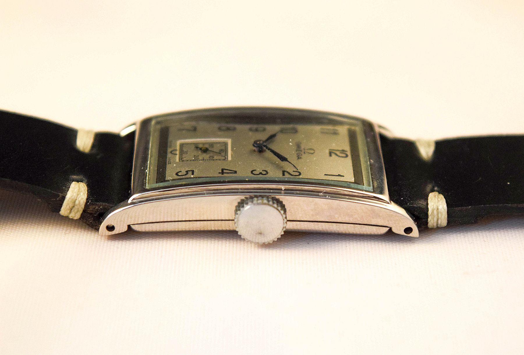 Omega una caja de acero curvada rectangular muy rara y elegante en condiciones maravillosas en venta 5