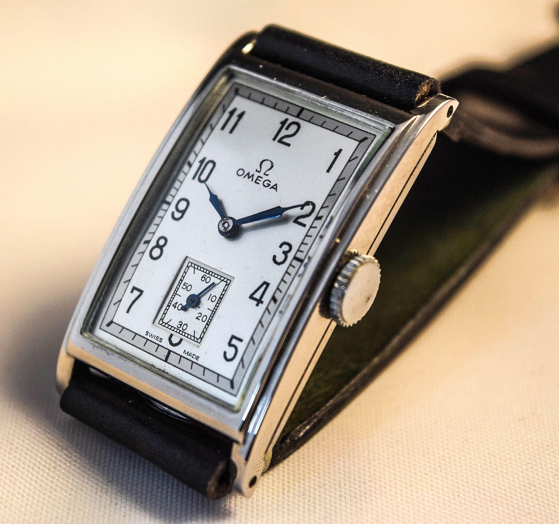Rarísimo y elegante reloj Omega rectangular,
Increíble carcasa curvada con cristal curvado.
Omega T 17
Finales de los 30, principios de los 40
El movimiento está firmado Omega, como debe ser, con una funda exterior protectora contra el