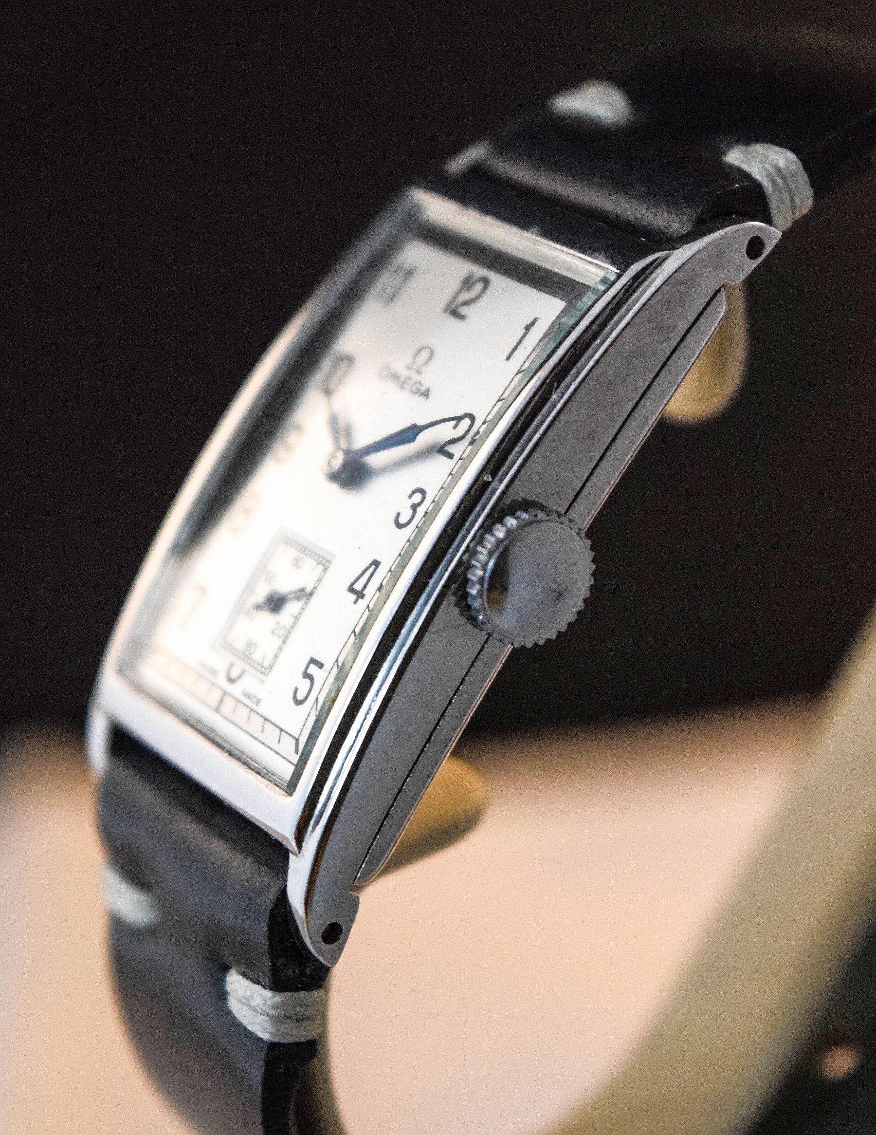 Omega una caja de acero curvada rectangular muy rara y elegante en condiciones maravillosas en venta 1