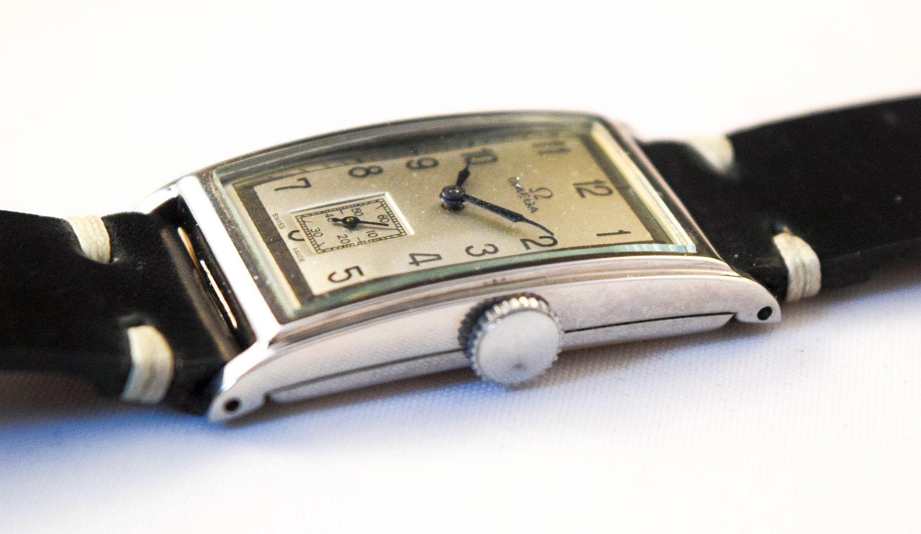 Omega una caja de acero curvada rectangular muy rara y elegante en condiciones maravillosas en venta 3