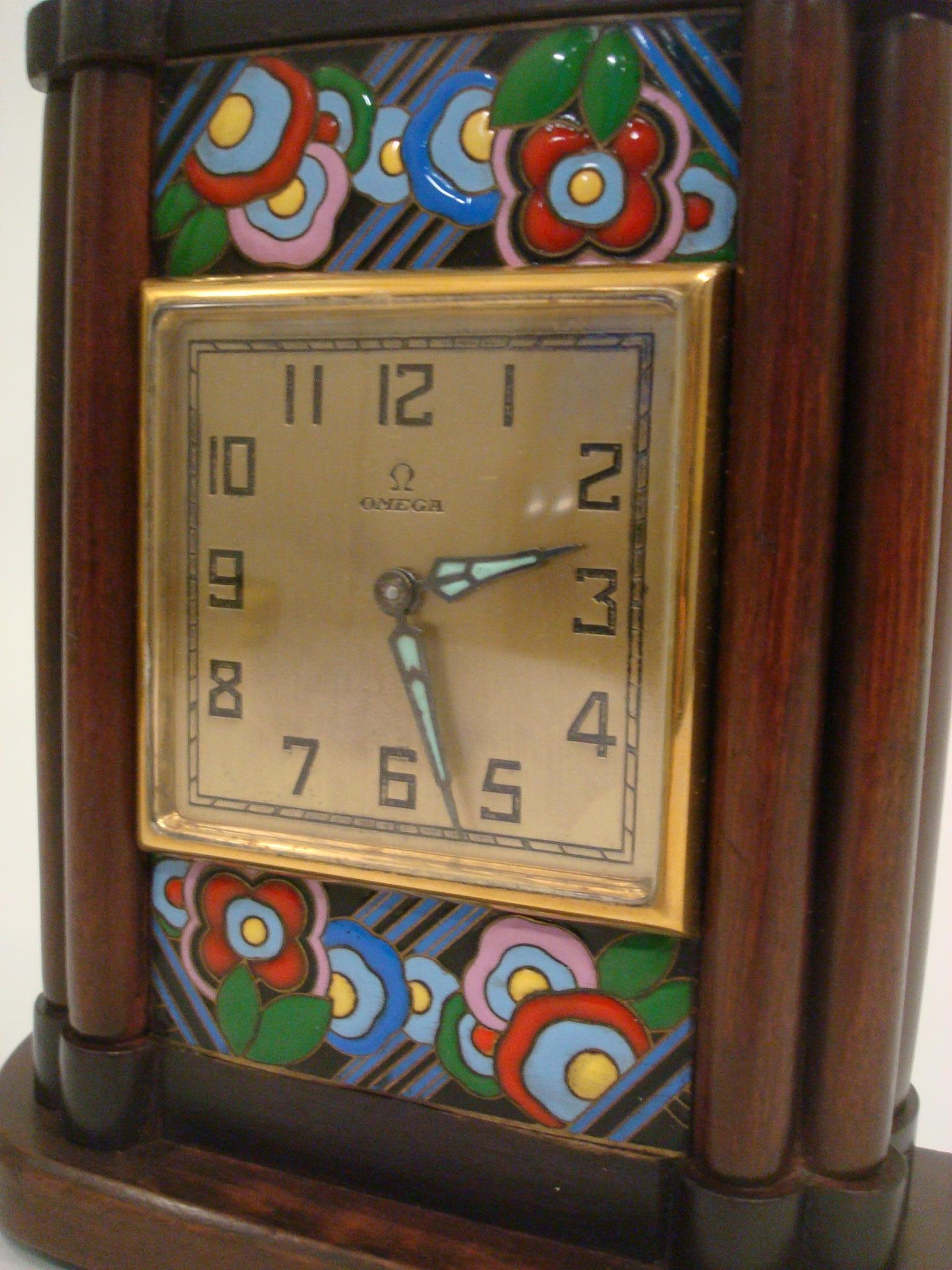 Omega, horloge de bureau Art Déco huit jours en bois et émail en vente 3