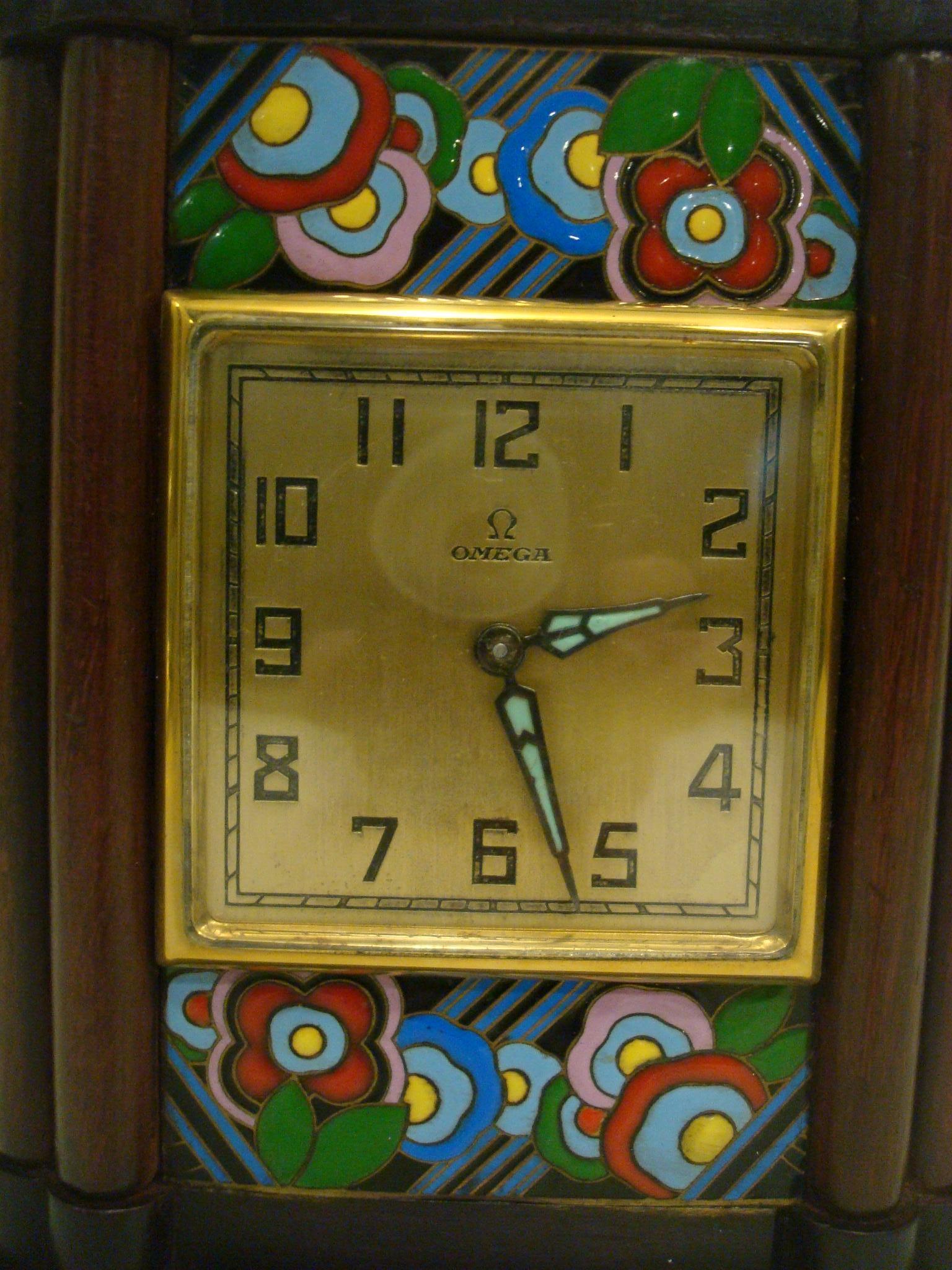 Art déco Omega, horloge de bureau Art Déco huit jours en bois et émail en vente