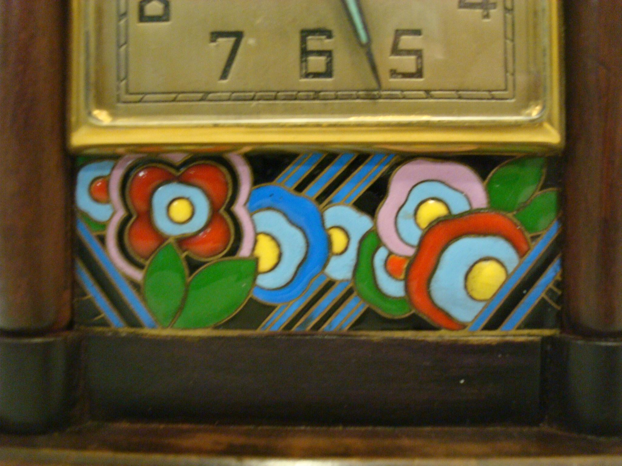 Suisse Omega, horloge de bureau Art Déco huit jours en bois et émail en vente