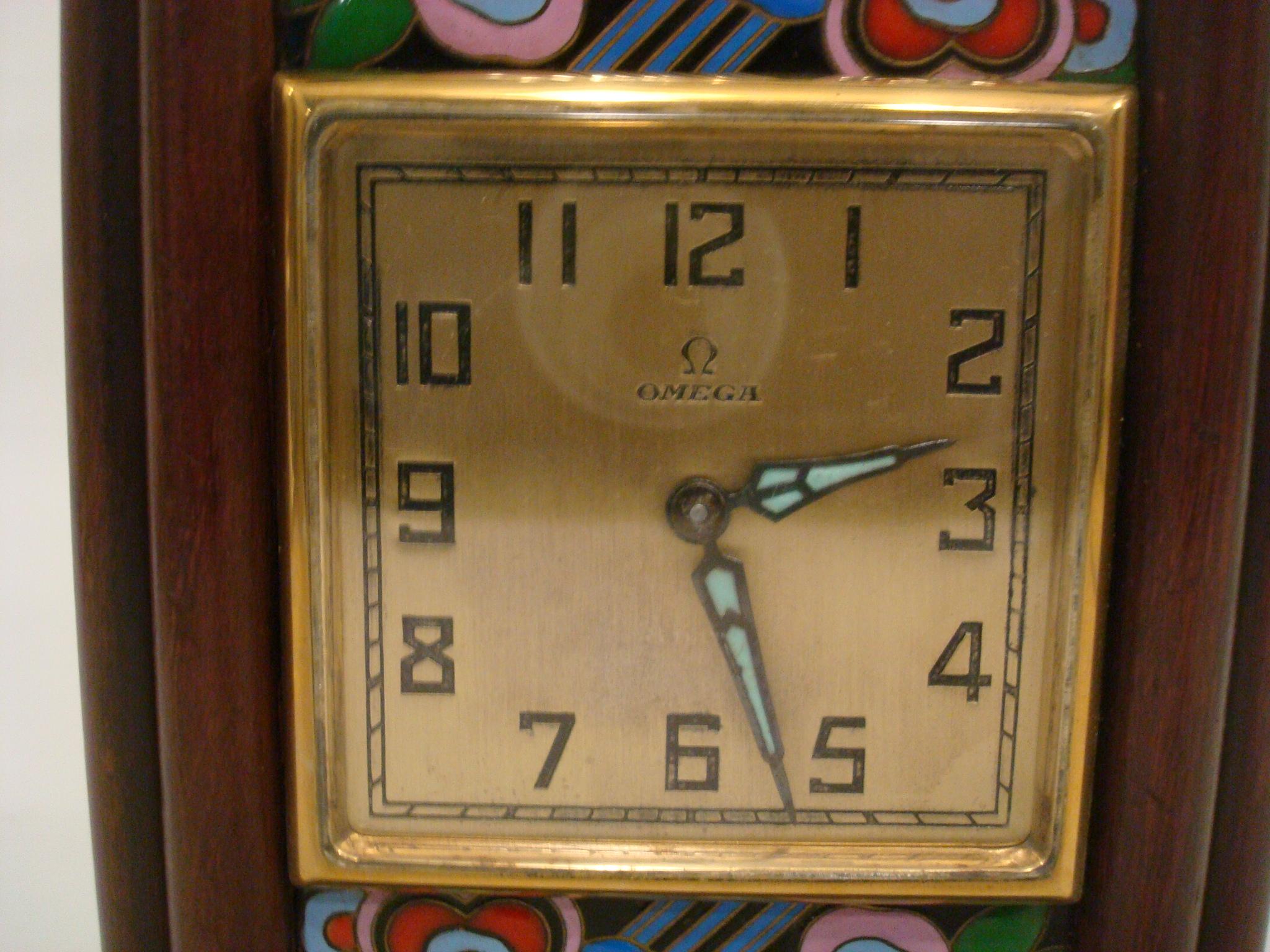 20ième siècle Omega, horloge de bureau Art Déco huit jours en bois et émail en vente