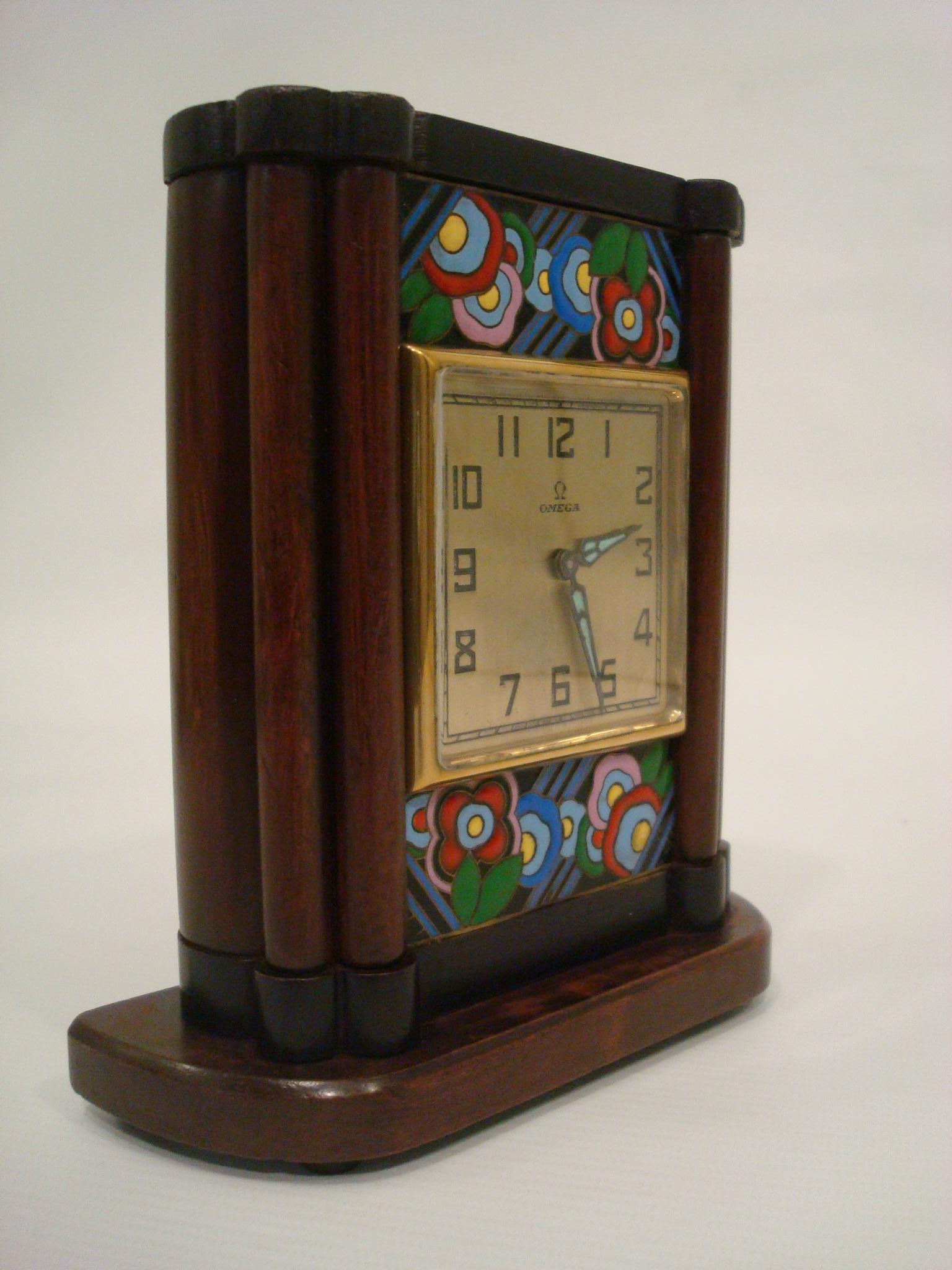 Omega, horloge de bureau Art Déco huit jours en bois et émail en vente 2