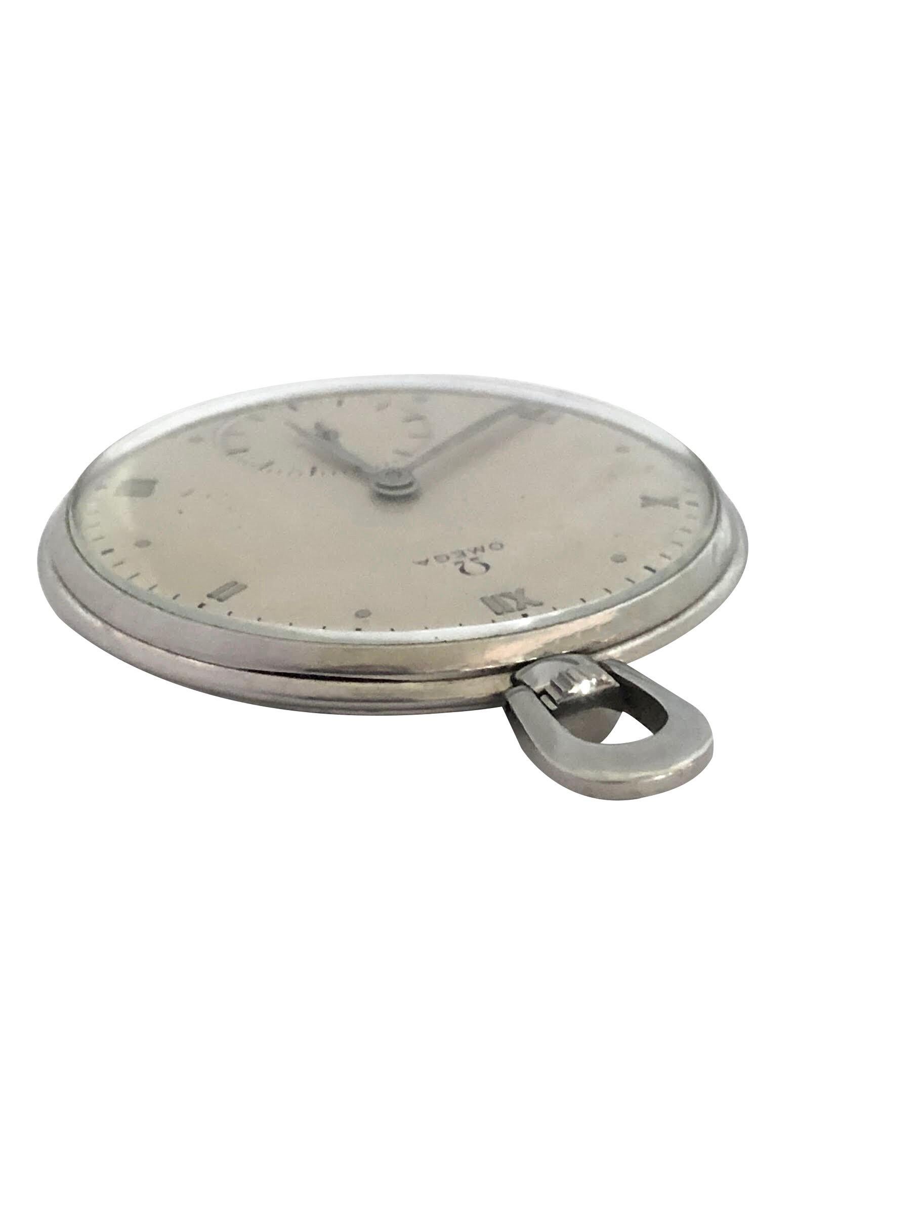 Circa late 1930s Omega Pocket Watch, 44 M.M. Diamètre X  Boîtier en acier inoxydable de 7 M.M. d'épaisseur, 3 pièces, signé Omega.  15 Jewell mécanique, vent manuel Mouvement de levier en nickel. Cadran original, presque neuf, en satin argenté, avec