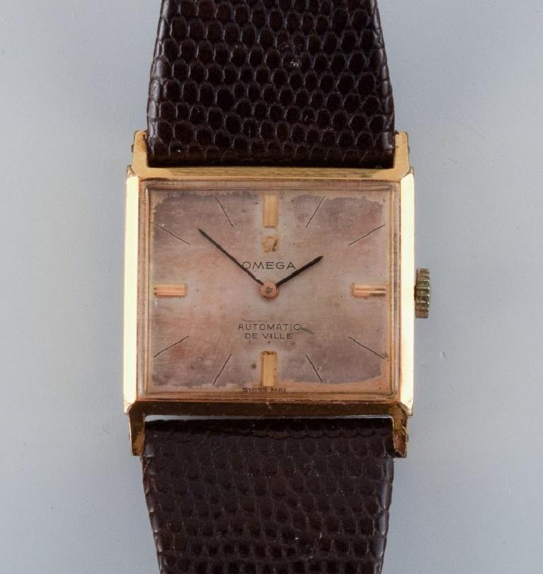 Omega Automatic de Ville Damenarmbanduhr, Lederband.
Ca. 1960er Jahre.
In gutem Zustand, normale Gebrauchsspuren.
Die Uhr ist funktionstüchtig.
Der Durchmesser des Zifferblatts beträgt 23 mm.
Alle Uhren werden von unseren professionellen Uhrmachern