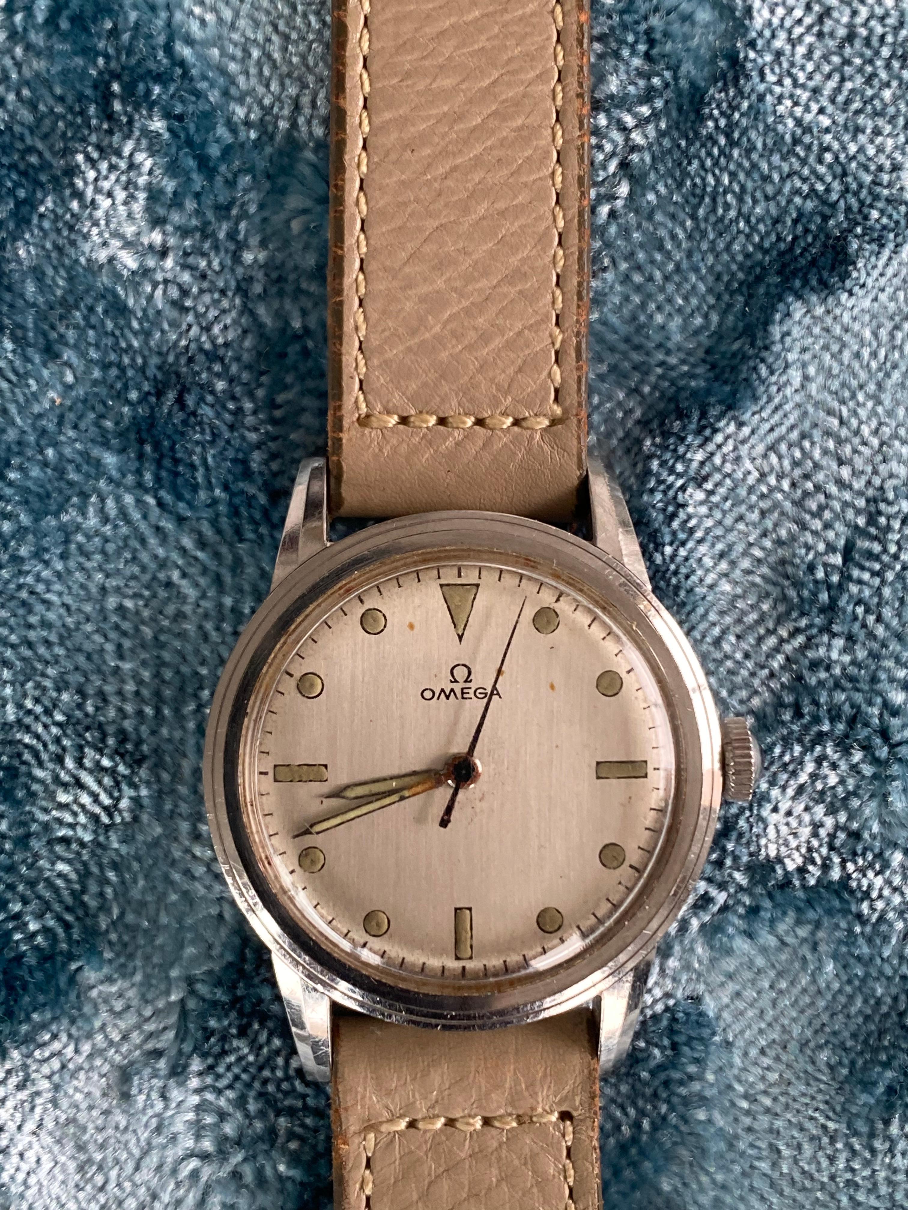 OMEGA self-winding watch.
Medium face. 
Circa 1960
There are small marks on the back cover, but overall it is in excellent condition.
The belt is an external product. Off white lather.
Operating without any problems.
The caliber is 501.
The size is