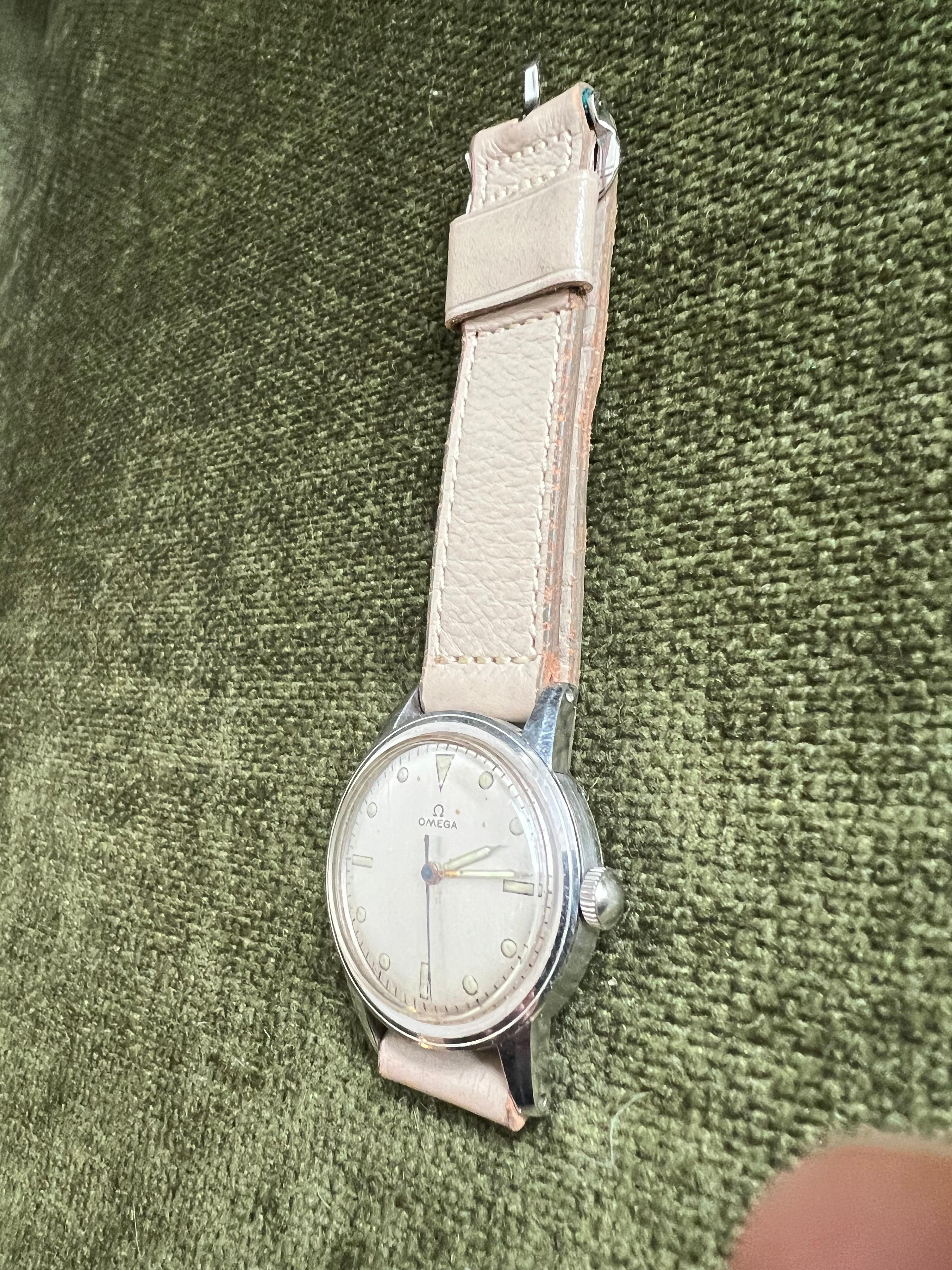 OMEGA Automatic Self-Winding Cal.501 Off White,  Leather Wristwatch, Circa 1960 In Good Condition For Sale In New York, NY