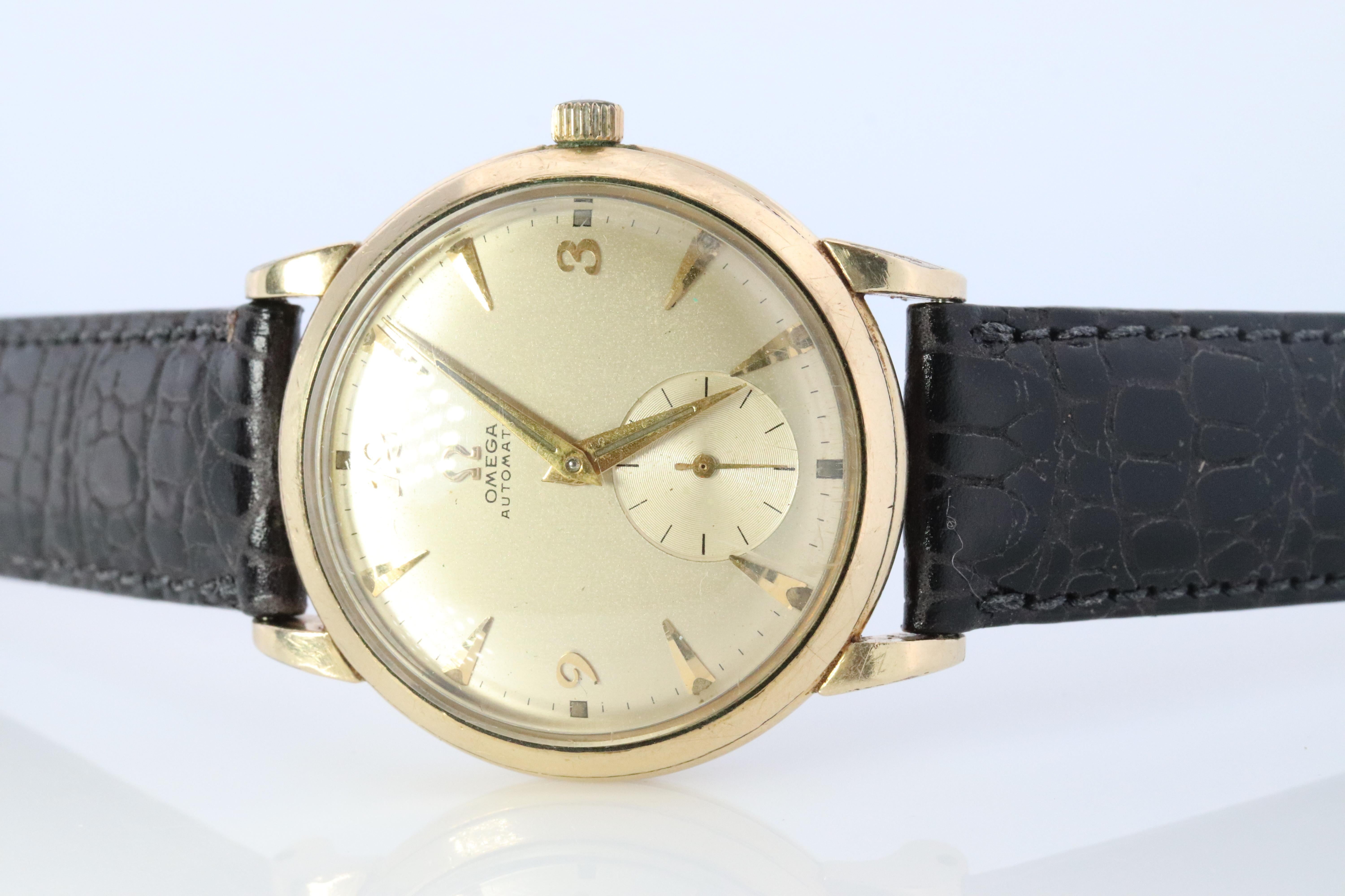 Vintage Omega Automático años 40.

Ref. F6231

Caja rellena de oro amarillo de 14 quilates. (Marcado bajo la tapa del maletín)

Movimiento automático de martillo de parachoques 17J.

Estado: Funciona y mantiene la hora. Excelente estado para la
